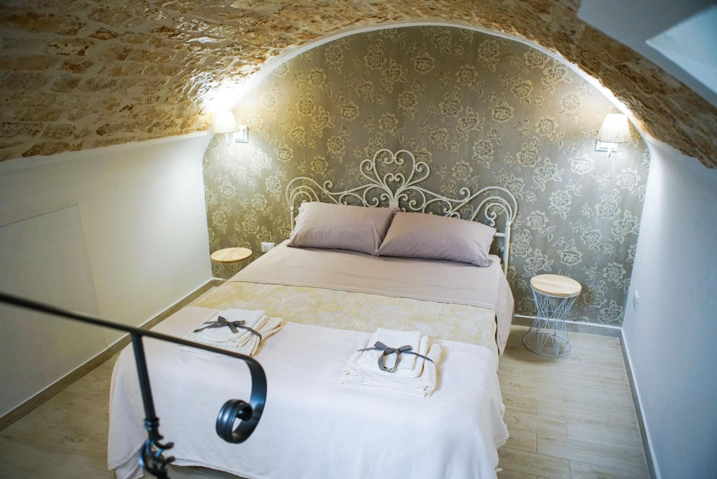 One-Bedroom House - Photo 42