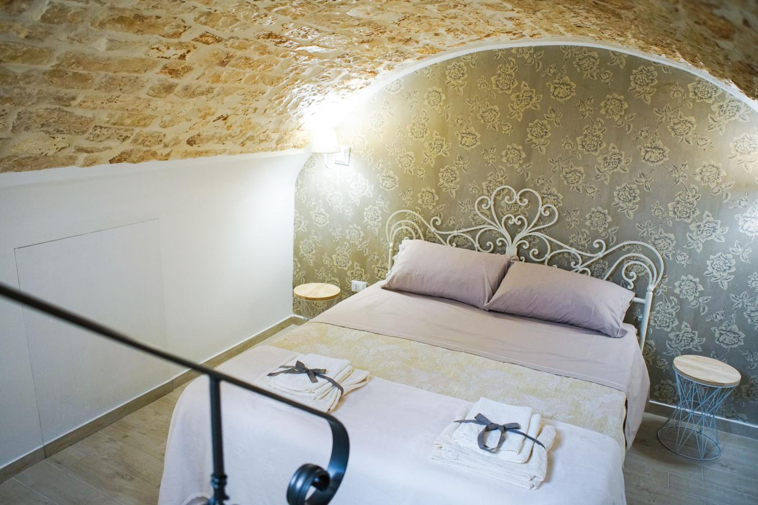 One-Bedroom House - Photo 41
