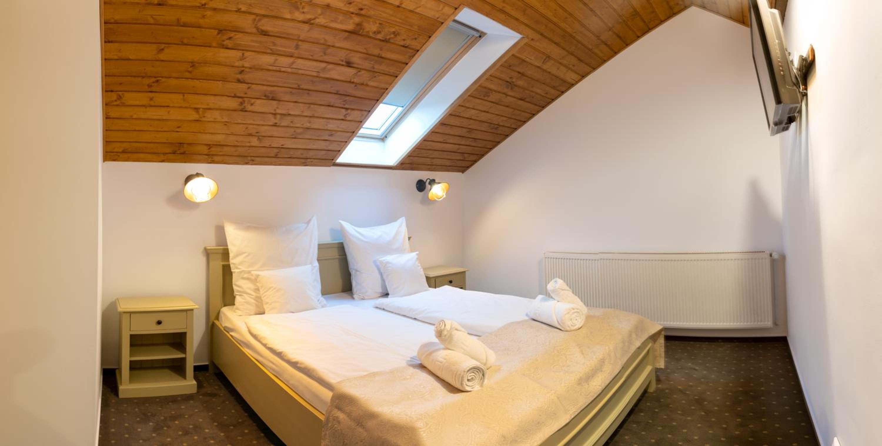 Deluxe Double Room with Extra Bed - Photo 1