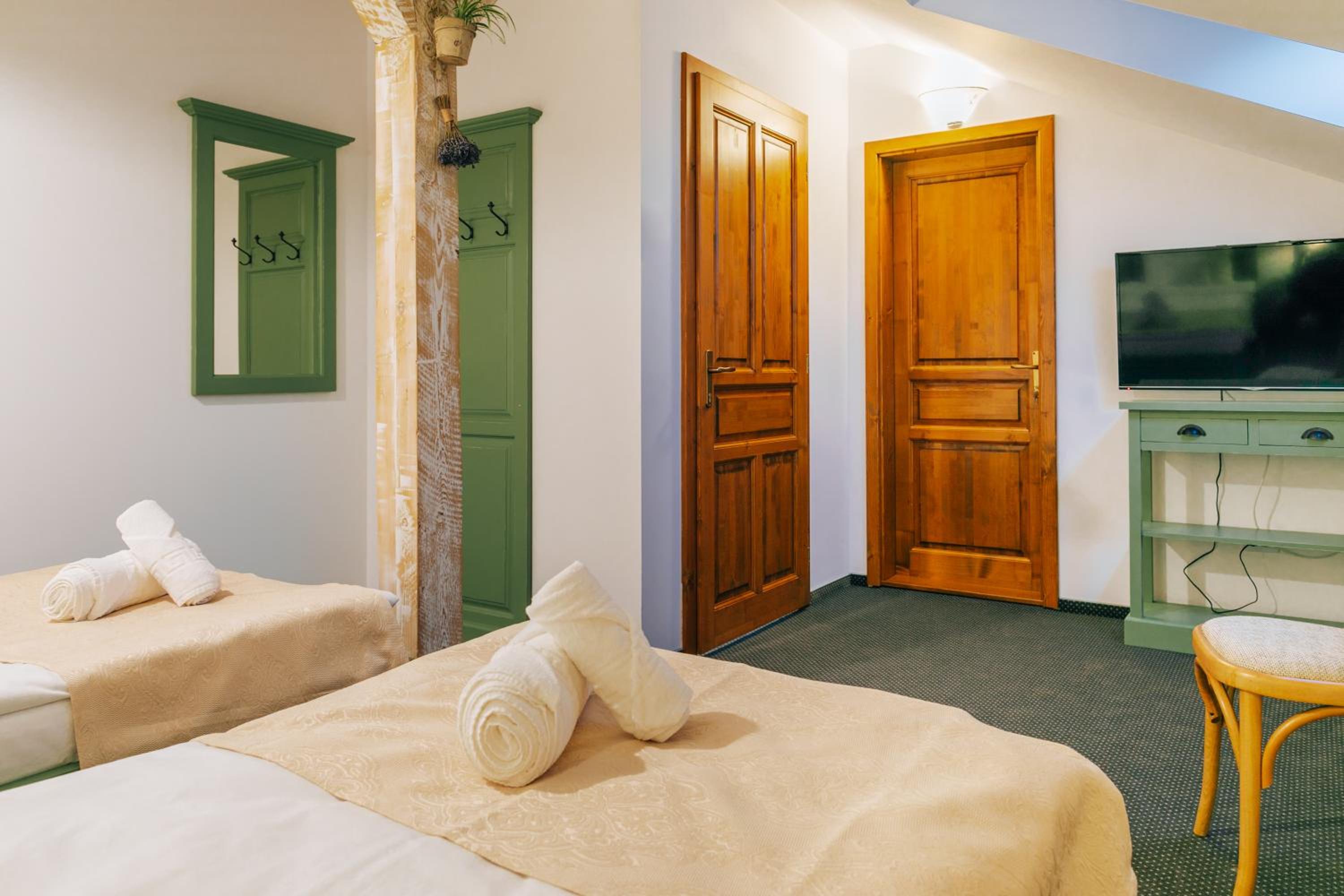 Small Double or Twin Room - Photo 3