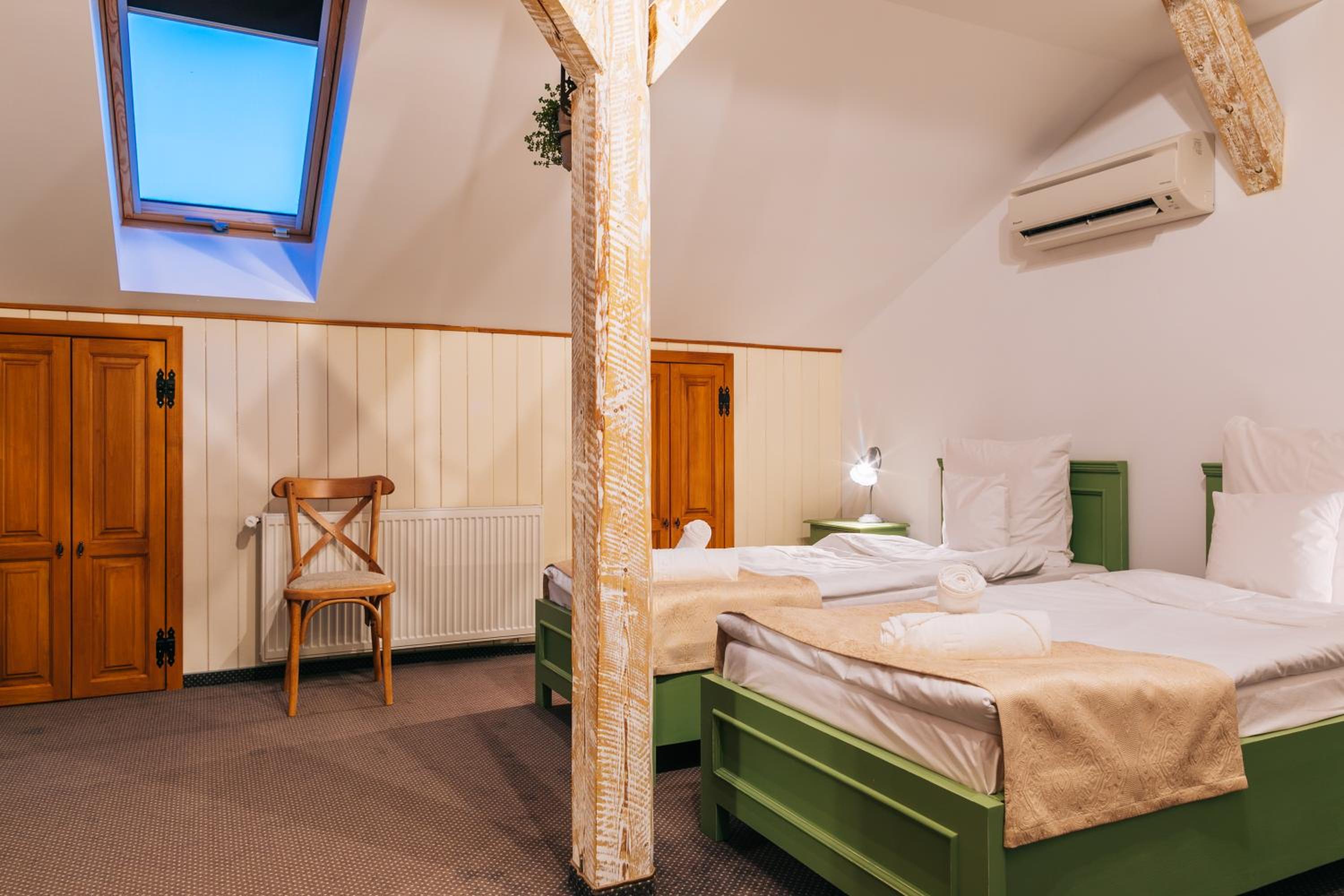 Small Double or Twin Room - Photo 8