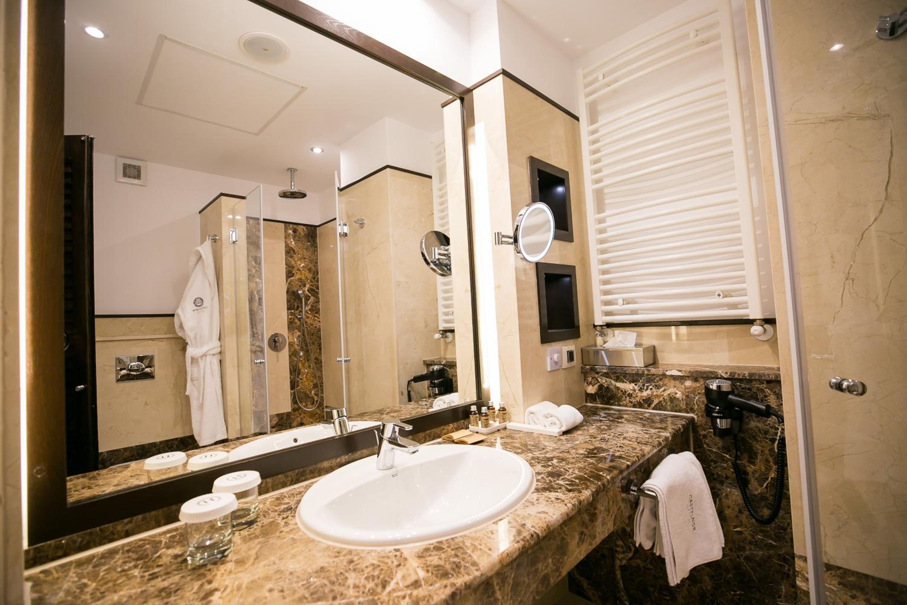 Double or Twin Room - Photo 4