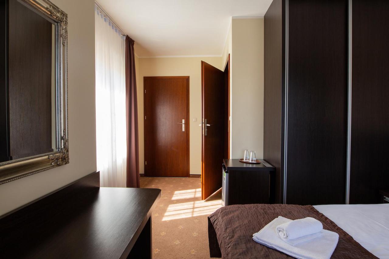 Double or Twin Room with Balcony - Photo 2