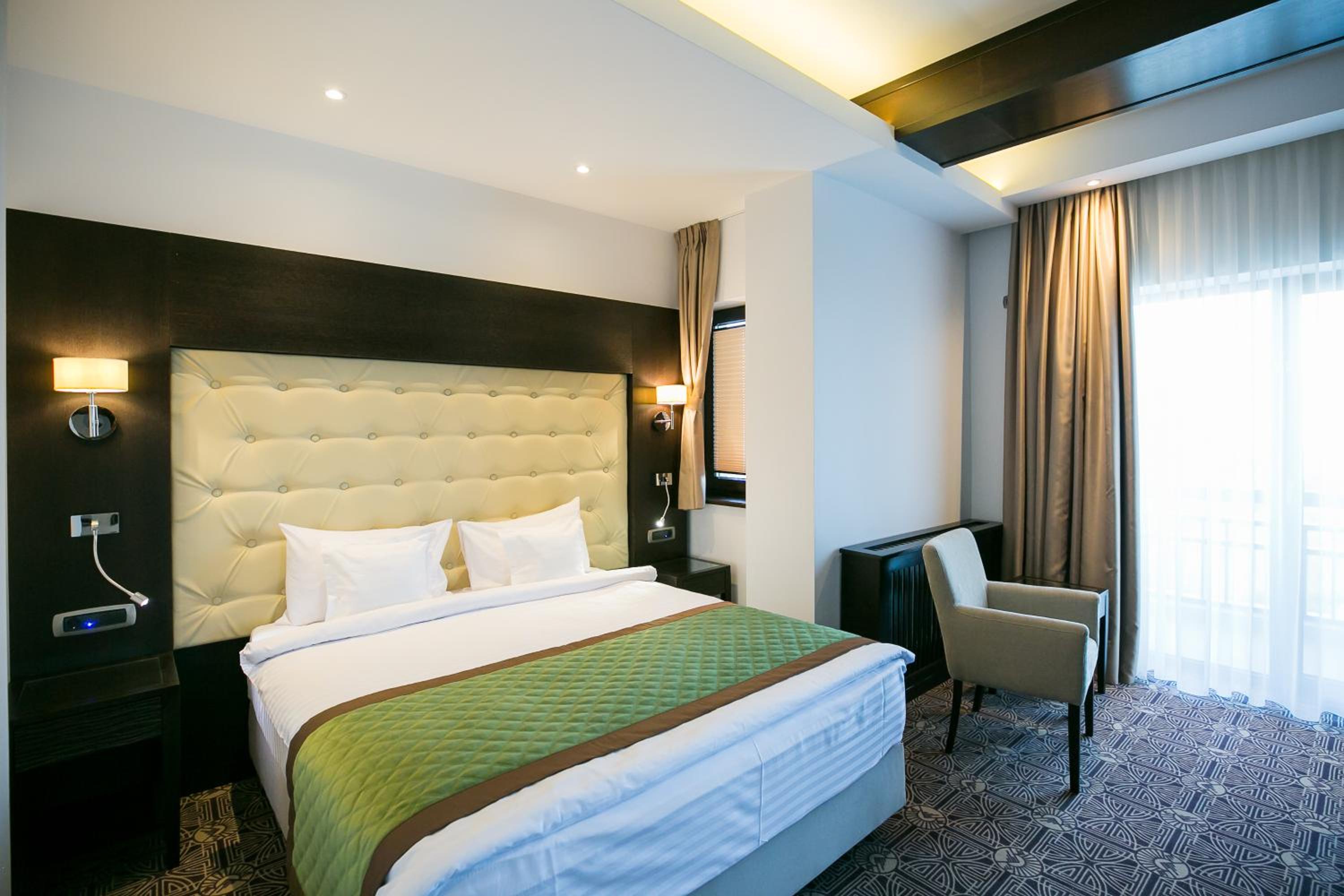Suite - Photo 1