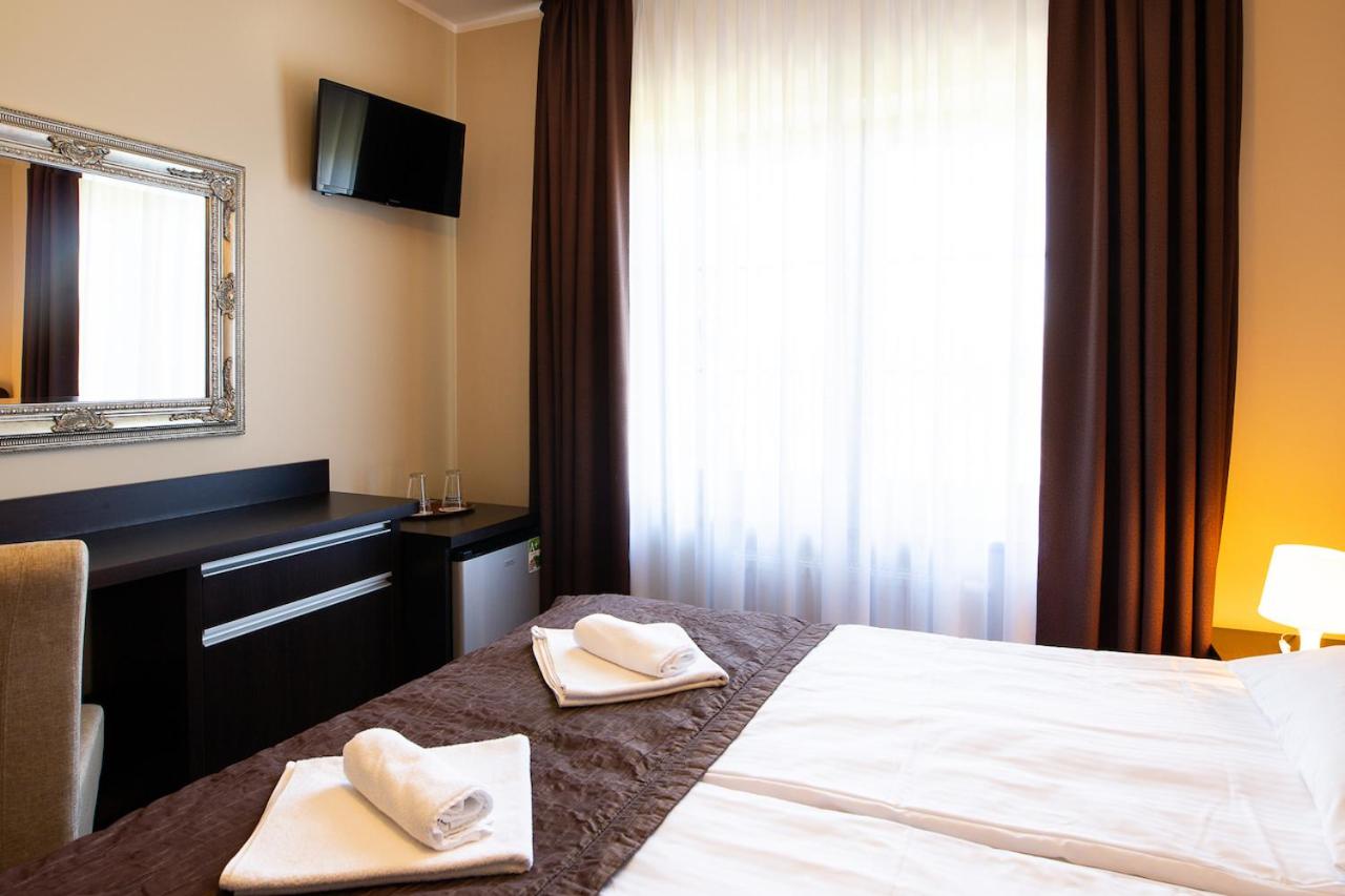 Double or Twin Room with Balcony - Photo 8