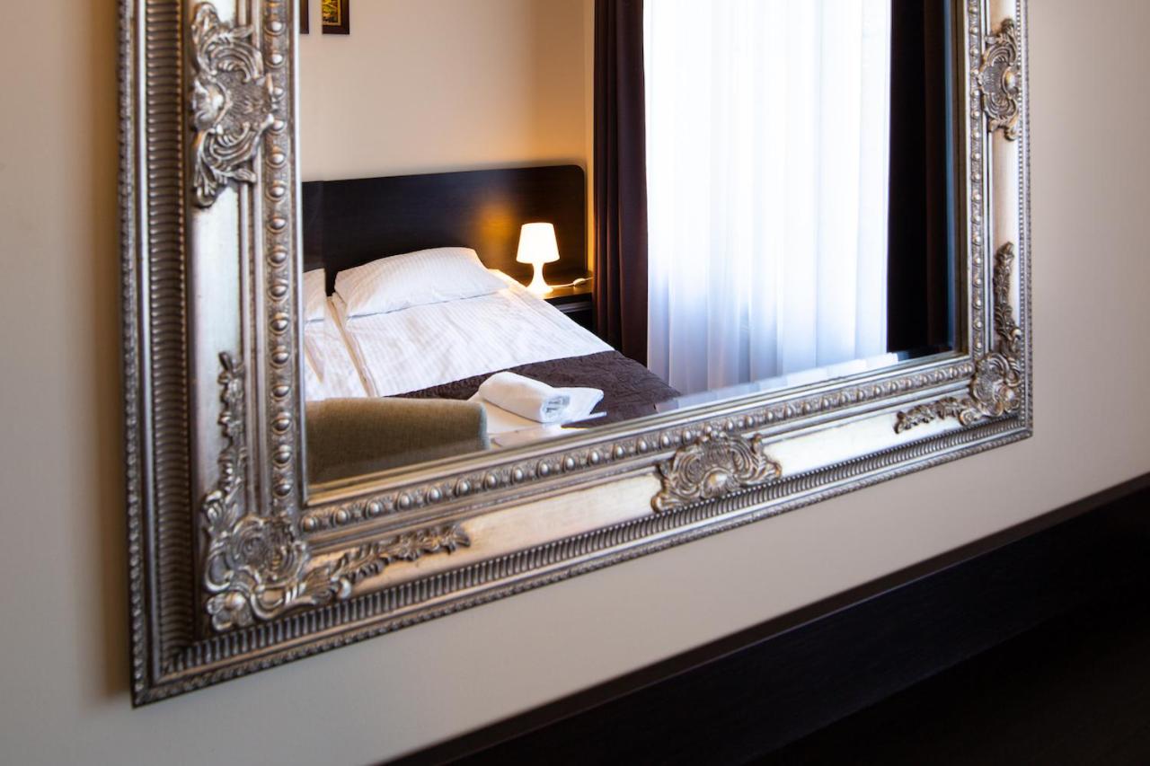 Double or Twin Room with Balcony - Photo 10
