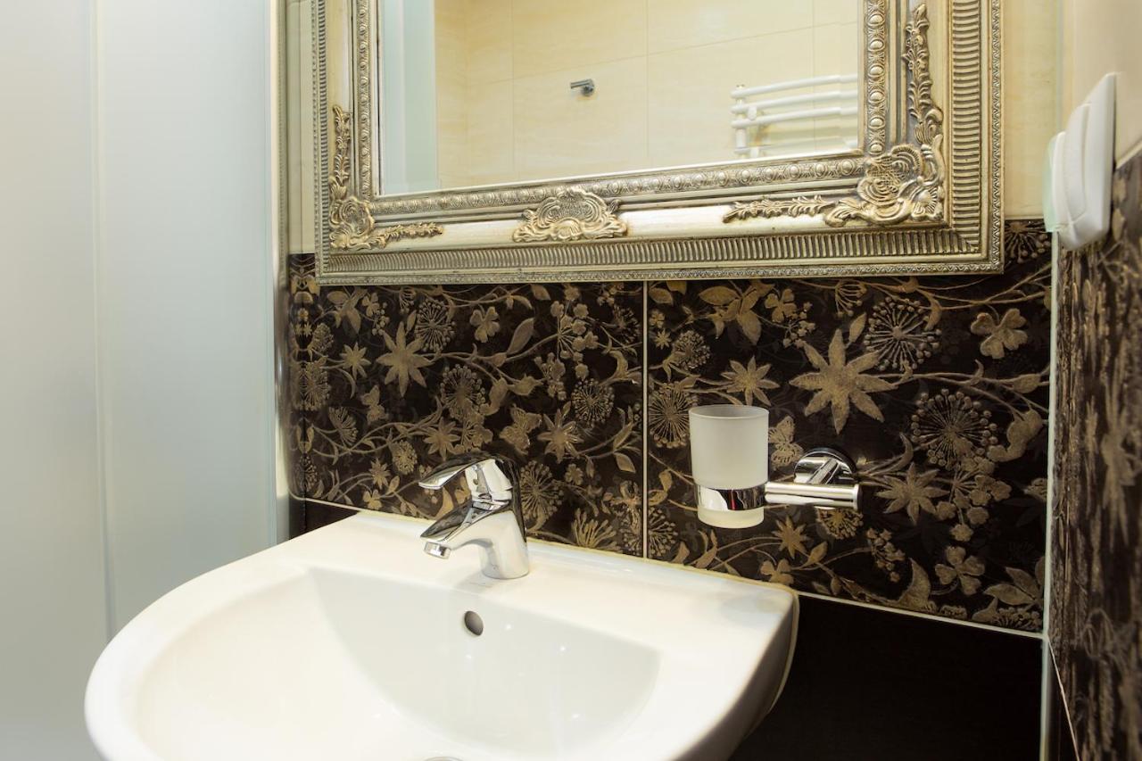 Double or Twin Room with Balcony - Photo 11