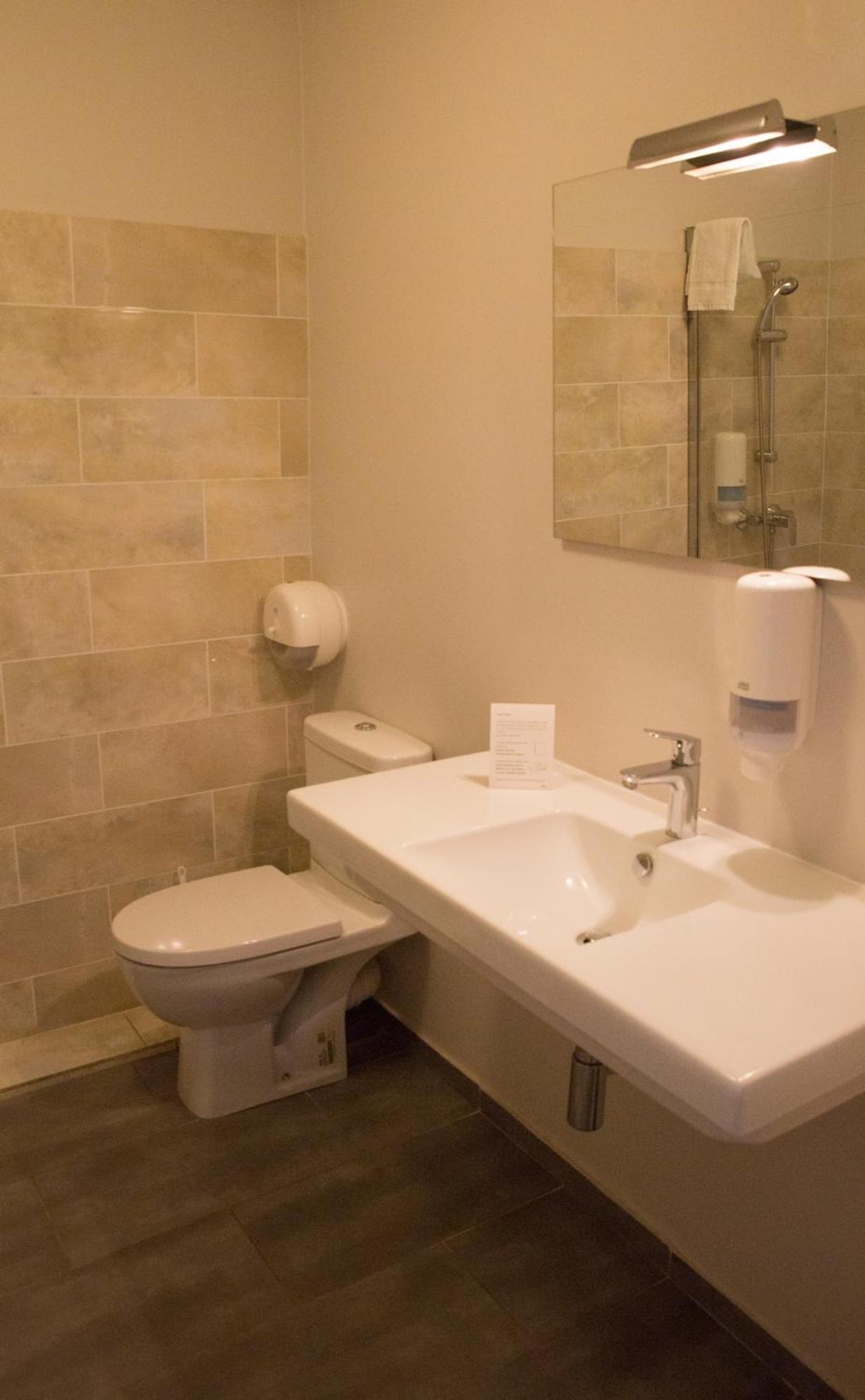 Standard Double Room - Photo 8