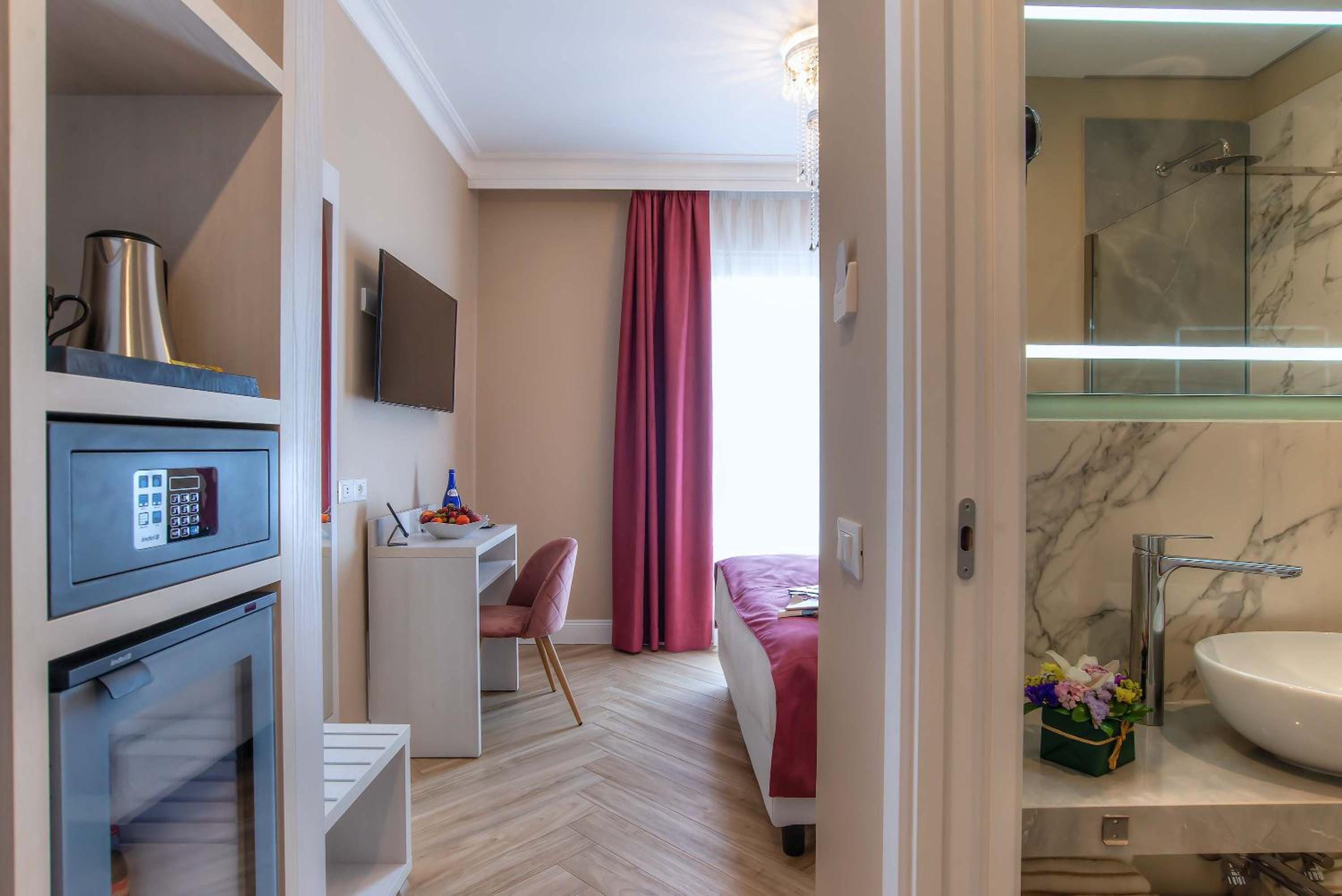 Superior Double Room thumbnail 6