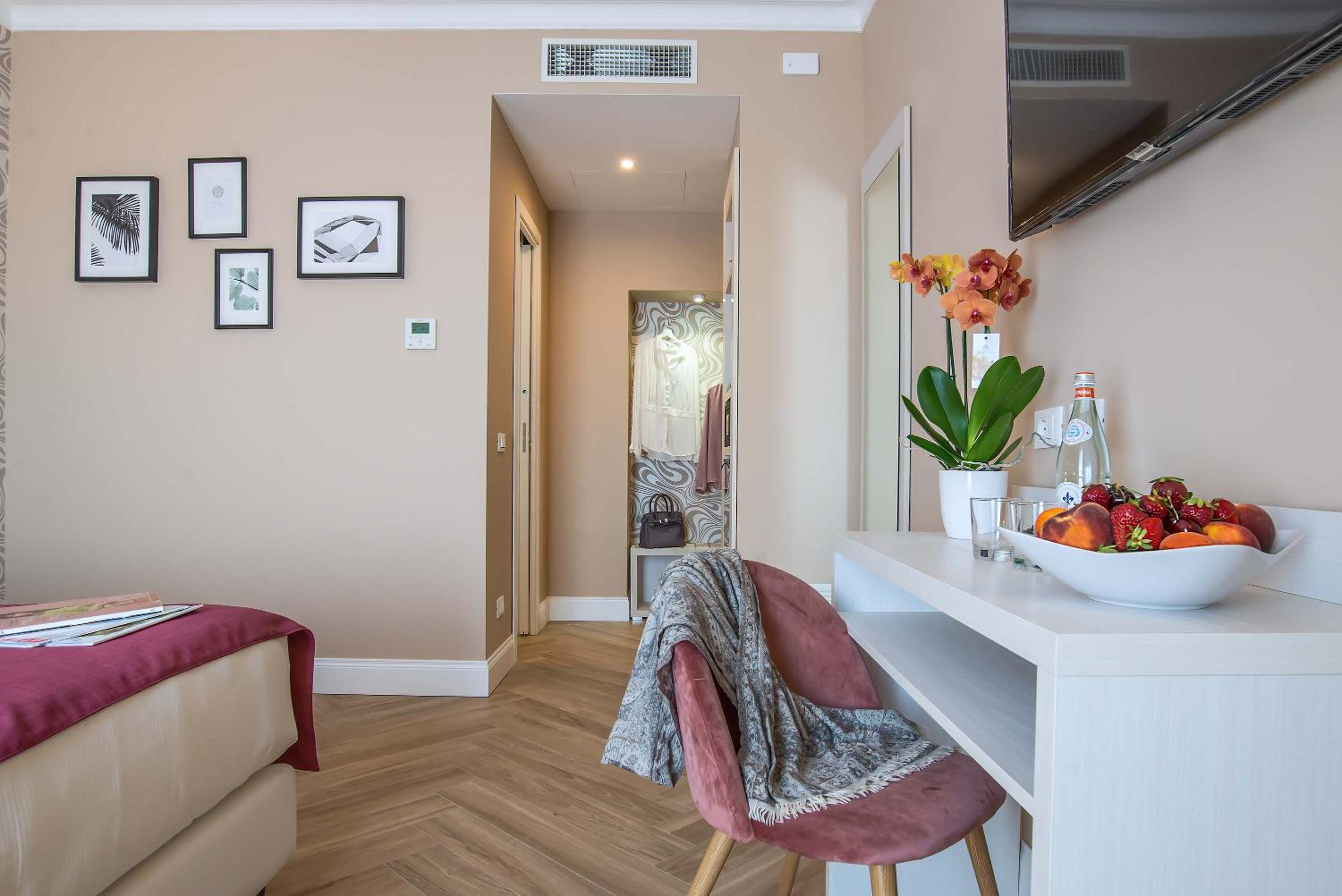 Superior Double Room thumbnail 5