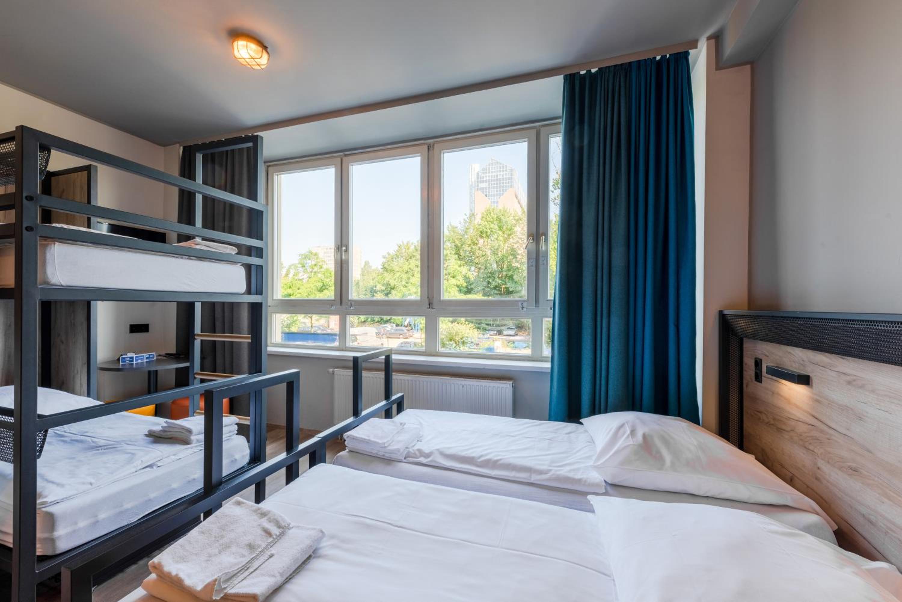 Family Room (2 Adults + 2 Children)