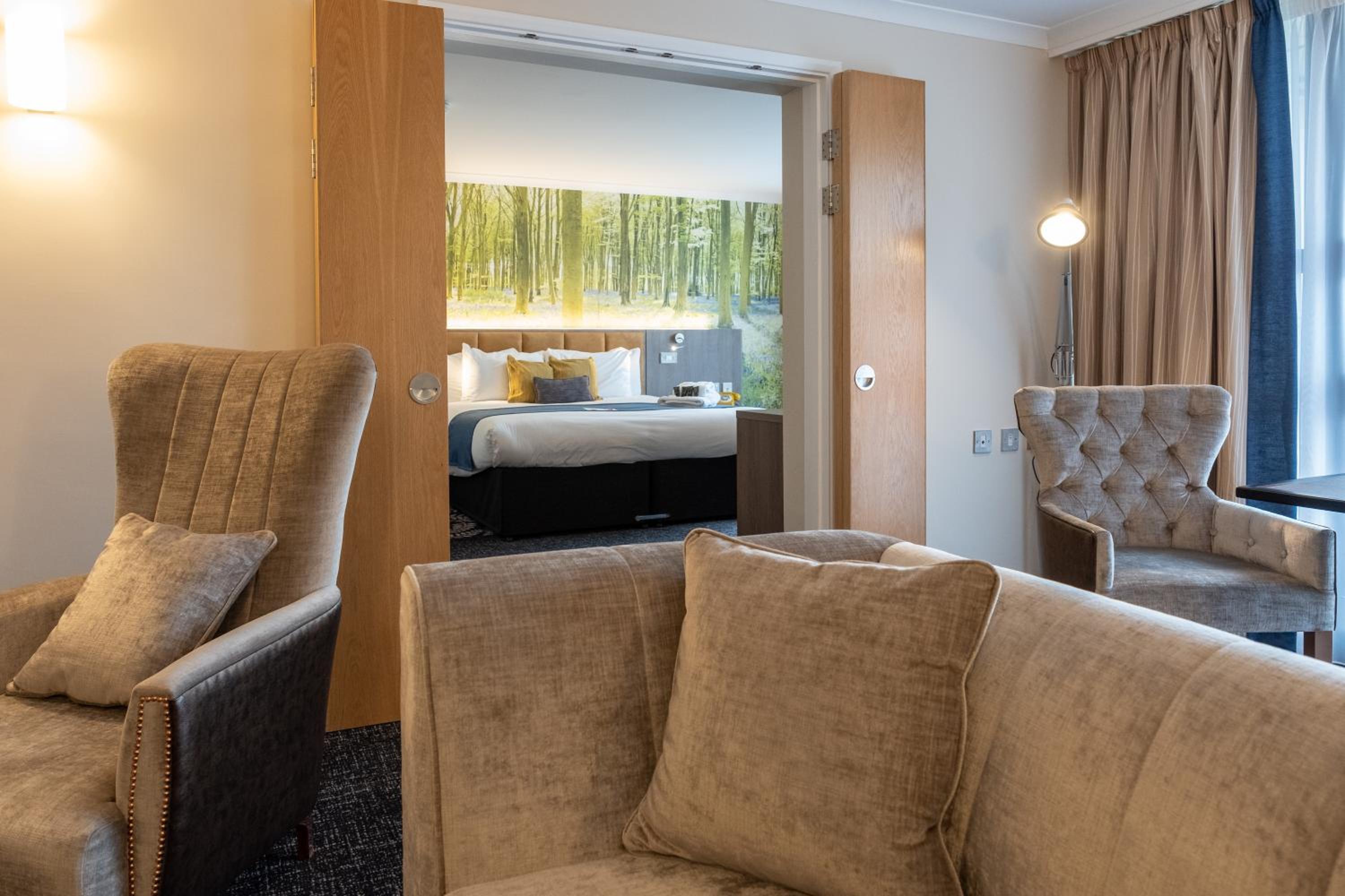 Suite - Photo 18