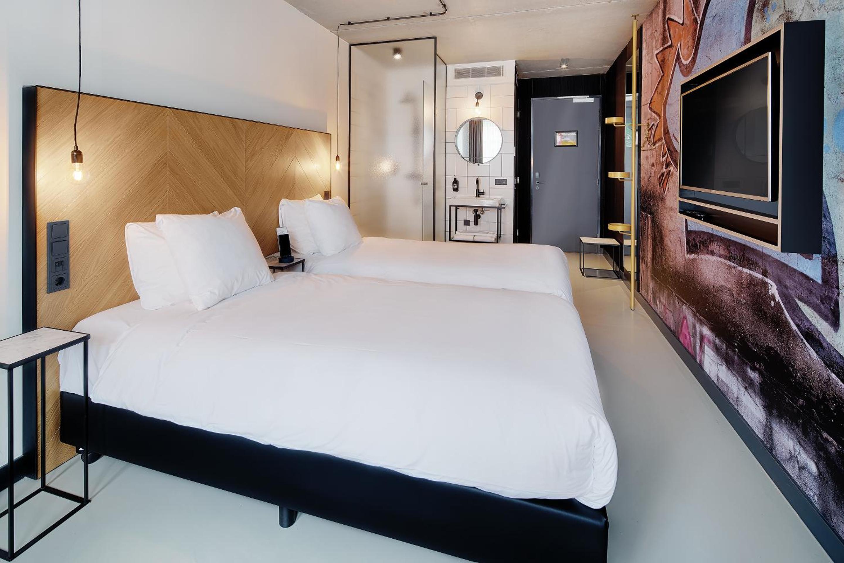 Large Twin Room - Photo 1