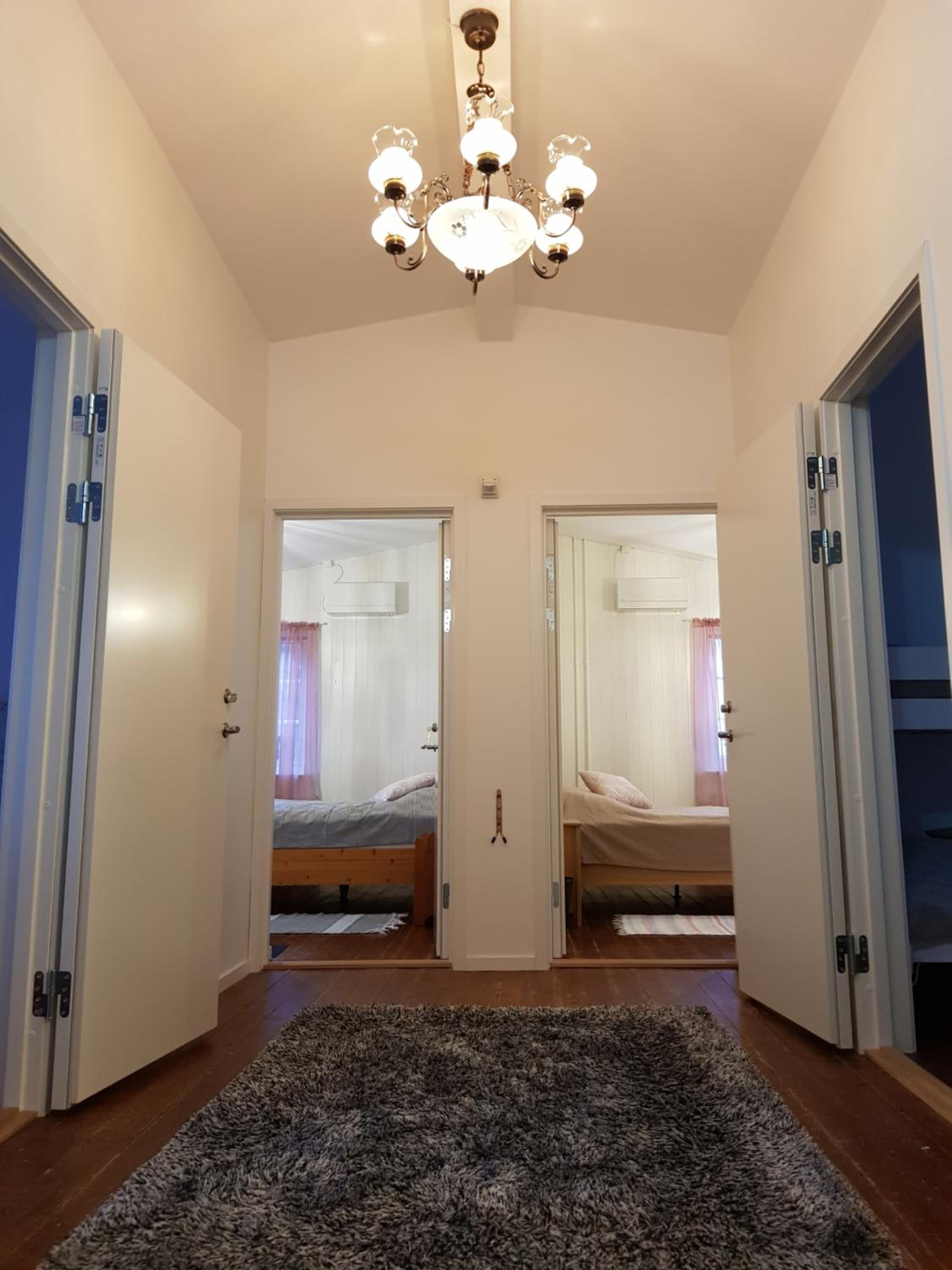 Family Room with Shared Bathroom photo 2