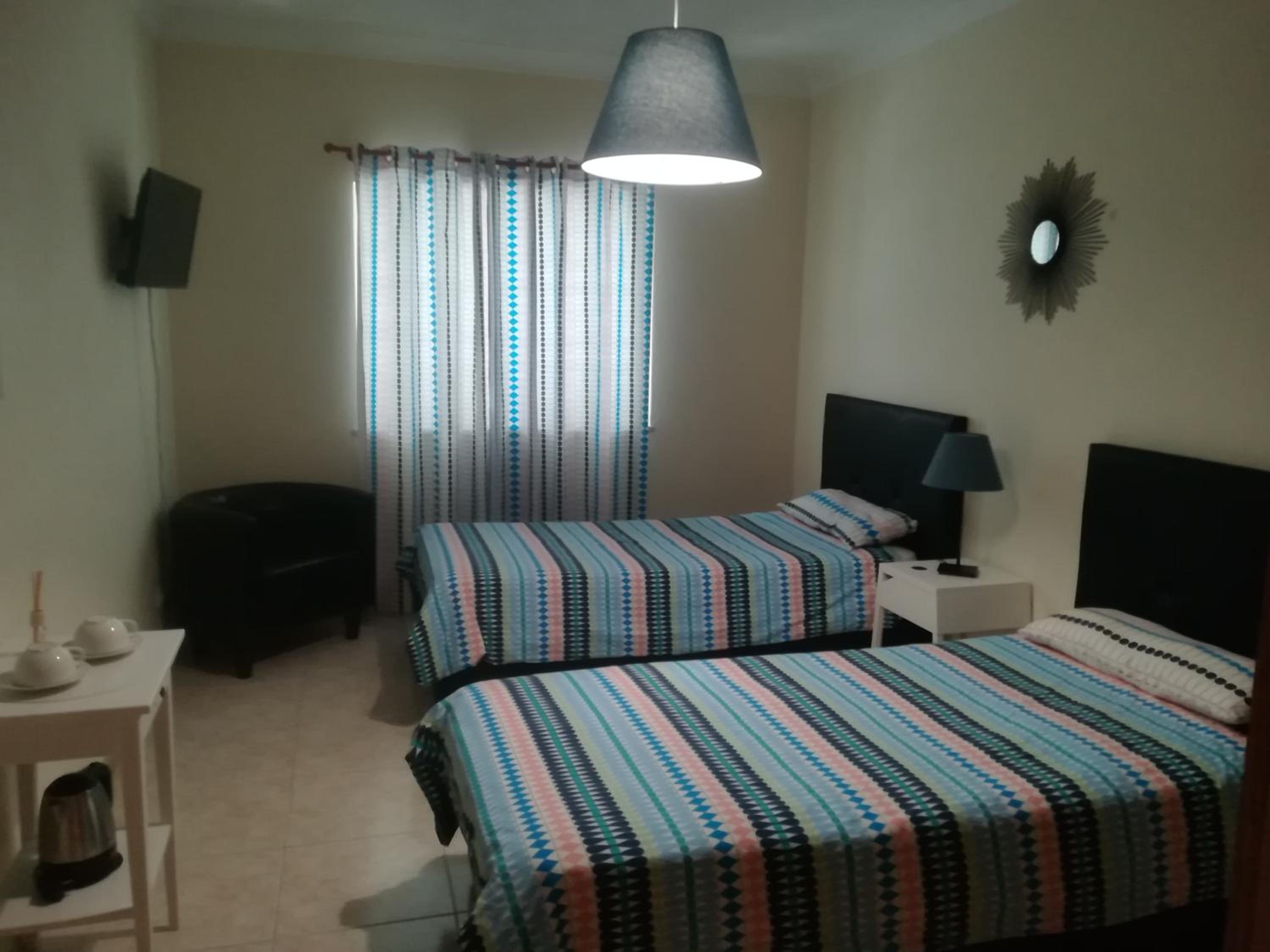 Quarto Twin Standard com Banheiro Compartilhado