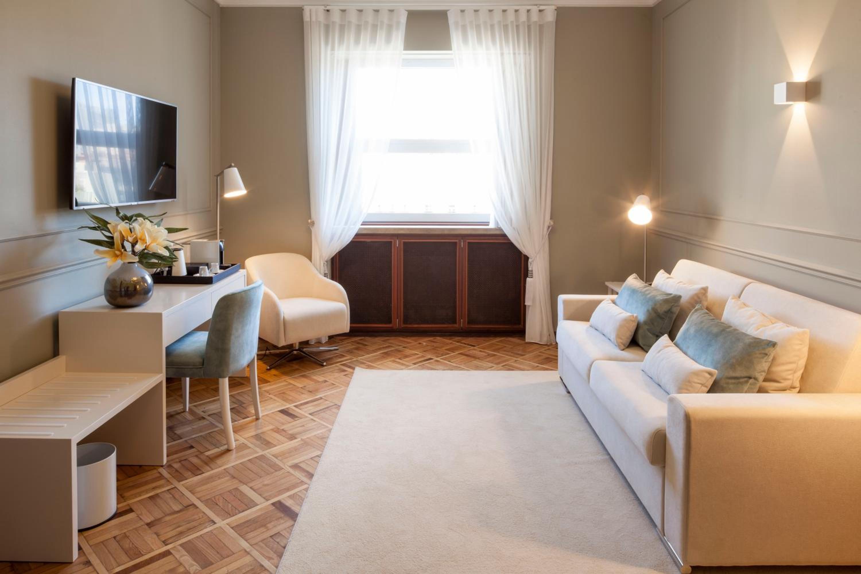 Executive Suite - Photo 2