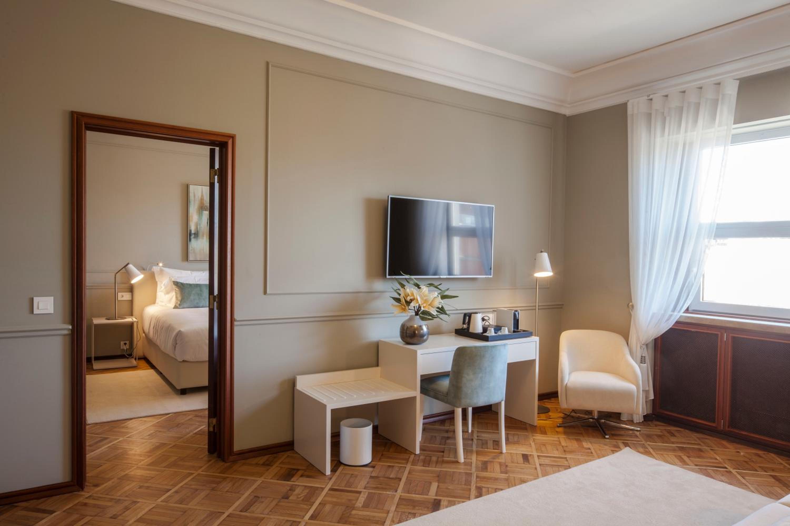 Executive Suite - Photo 5