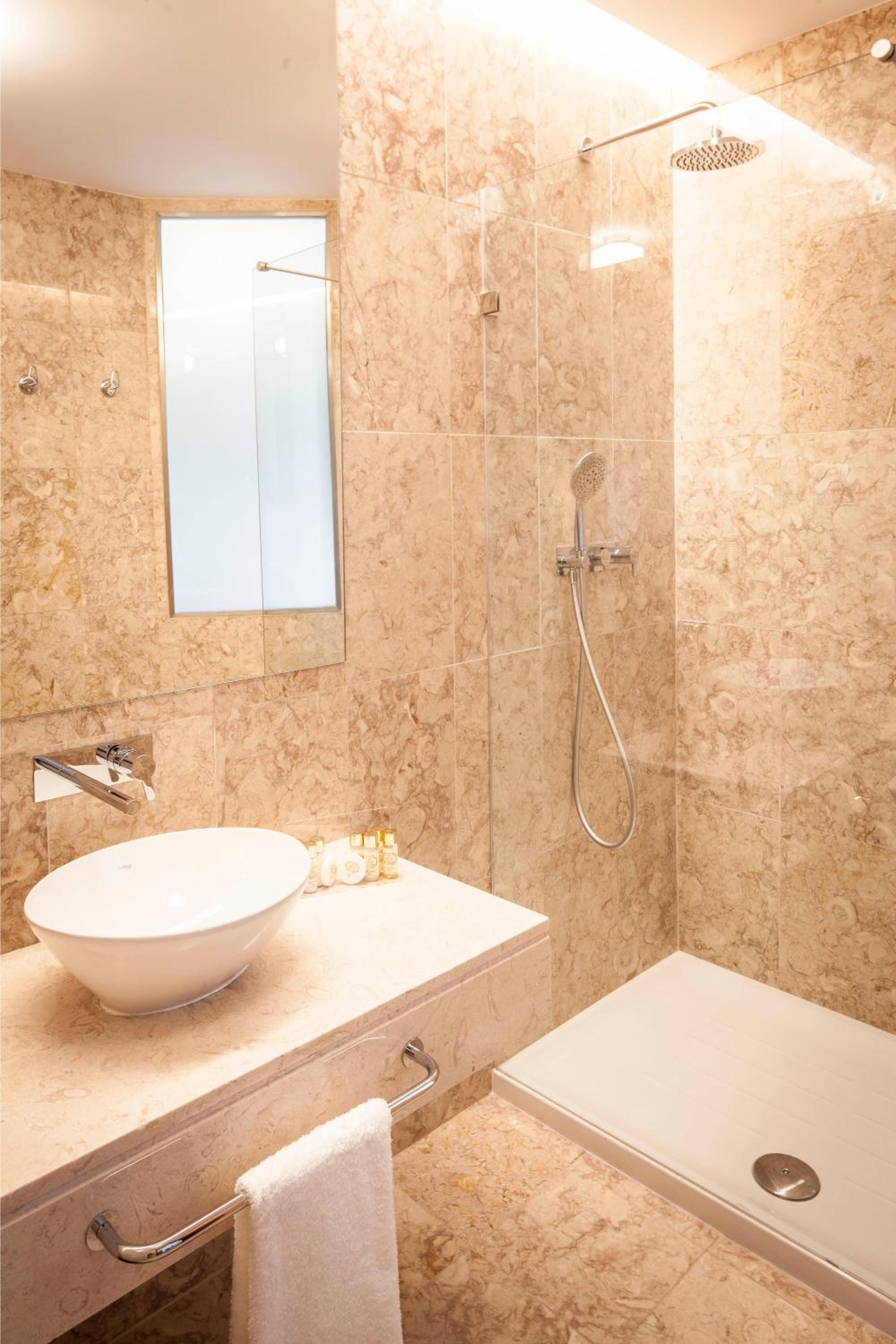 Superior Suite - Photo 3