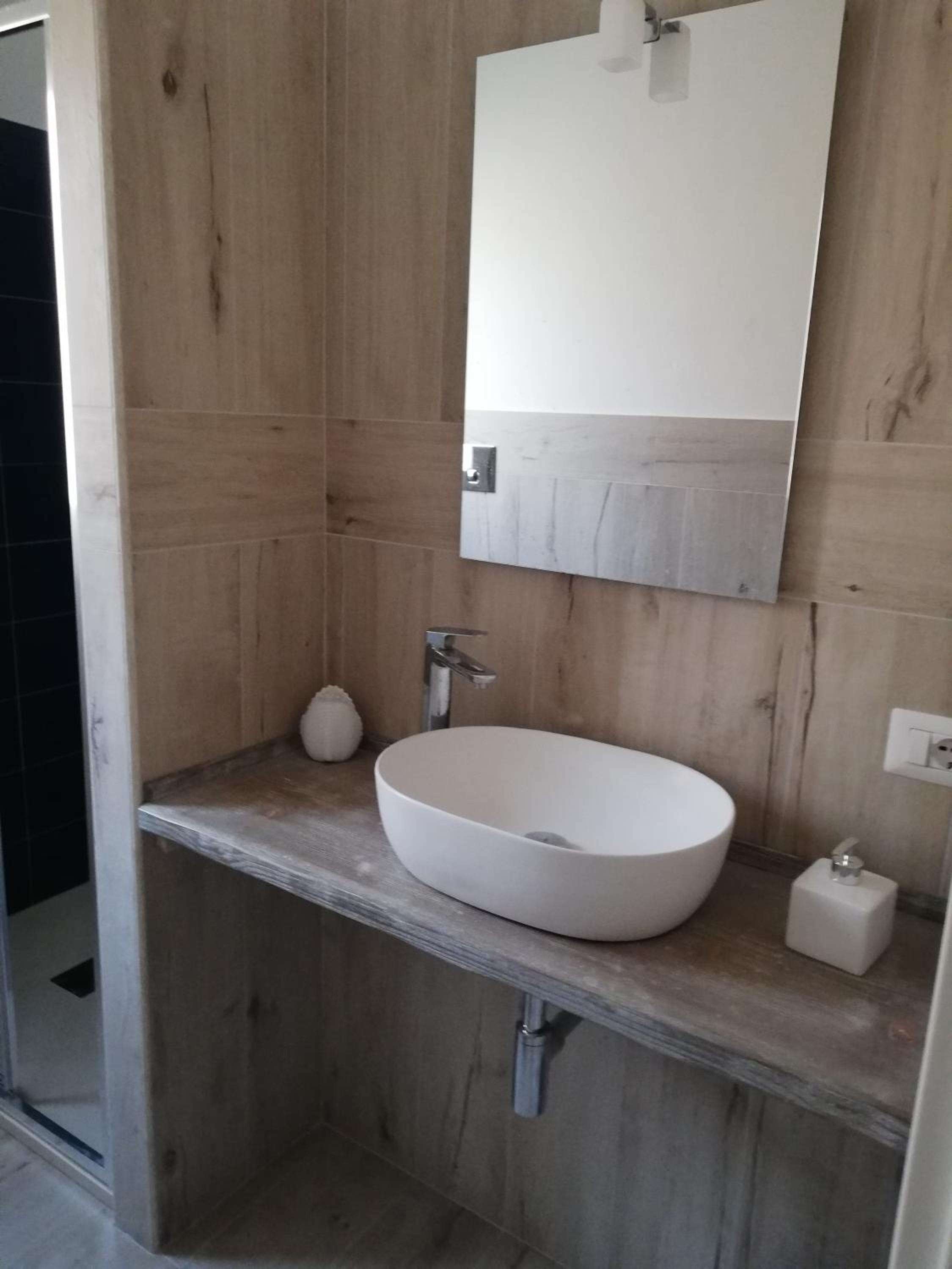Deluxe Double Room with Balcony - Photo 8