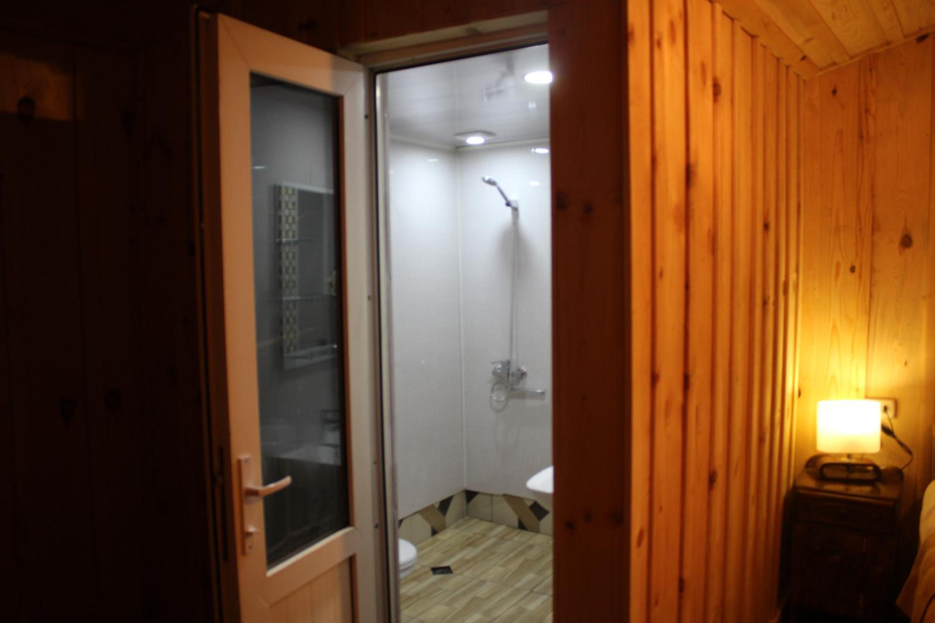 Double Room with Private Bathroom - Photo 5