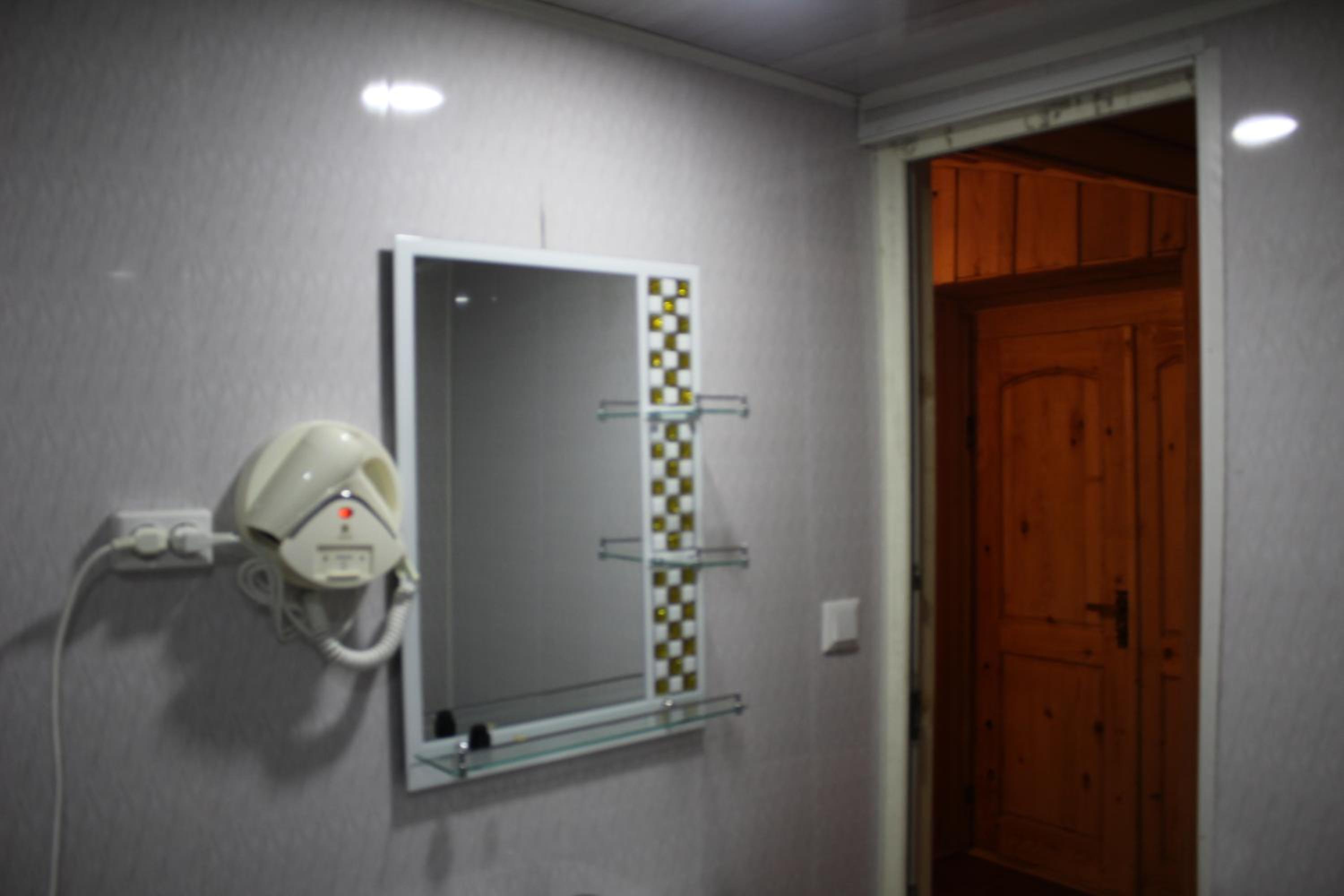 Double Room with Private Bathroom - Photo 8