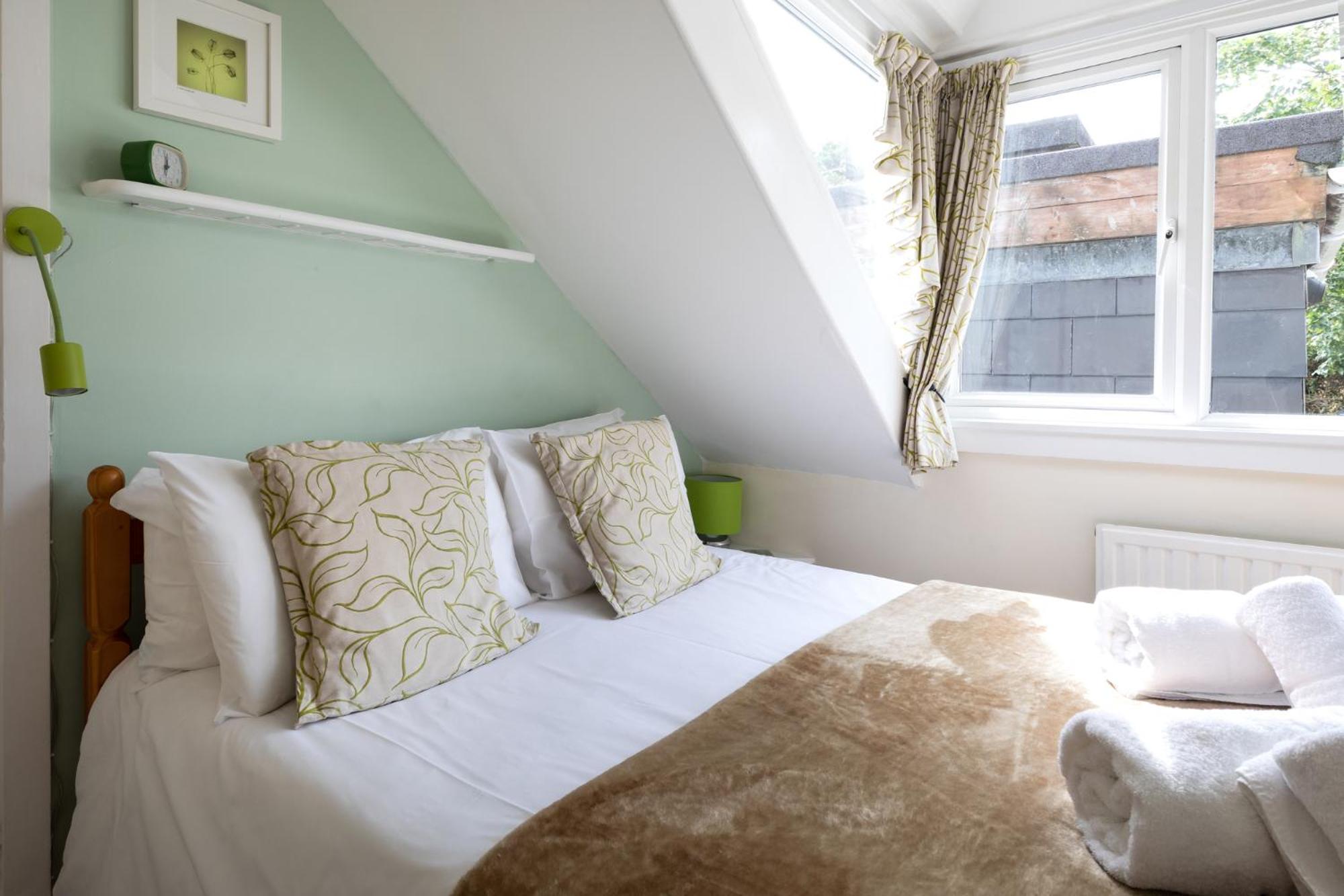 Small Double Room with Private Bathroom photo 1