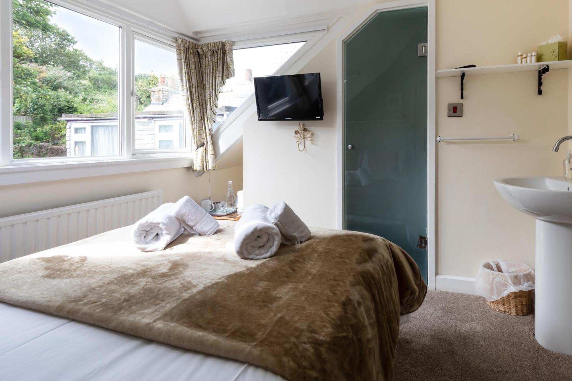Small Double Room with Private Bathroom photo 2