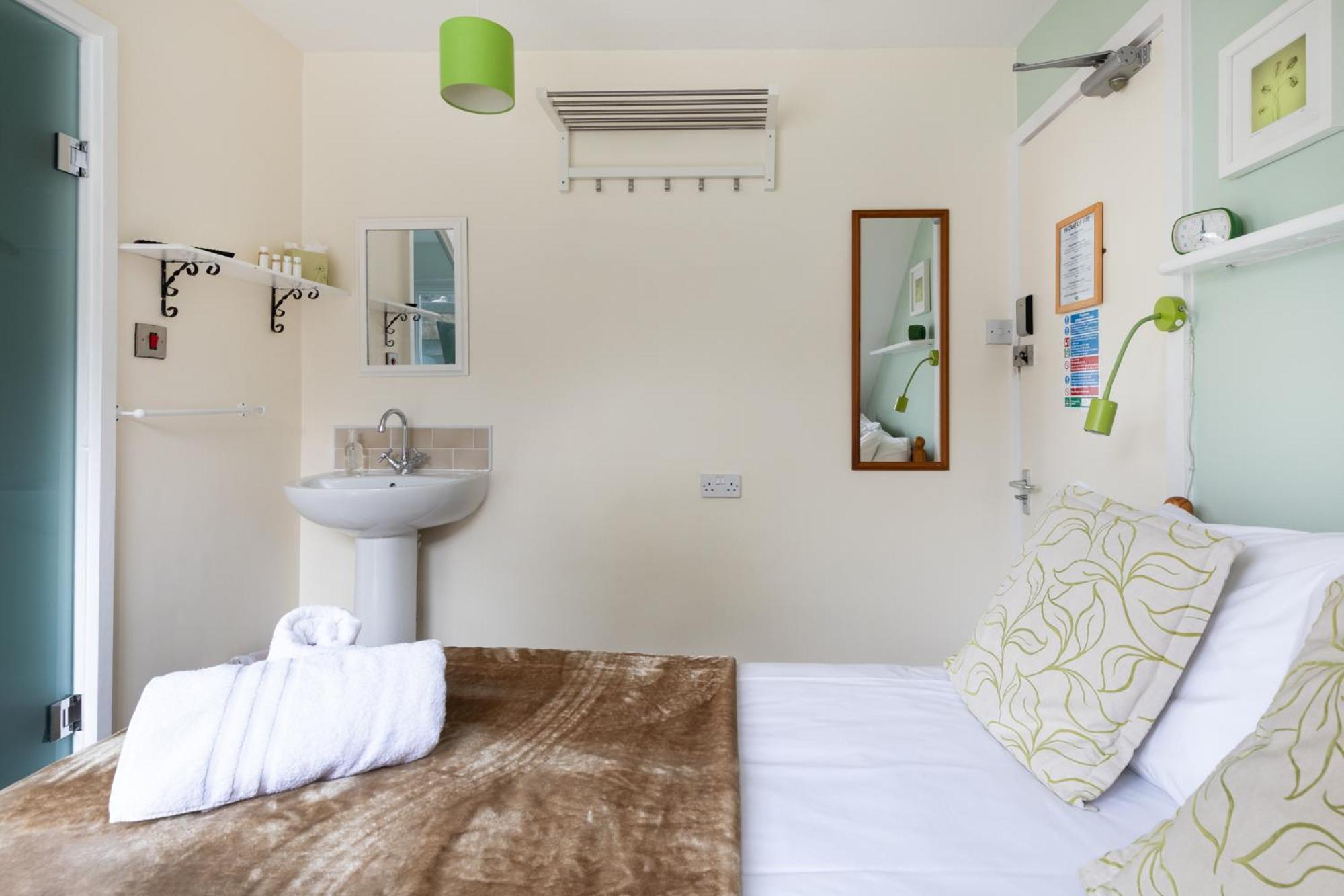 Small Double Room with Private Bathroom photo 3