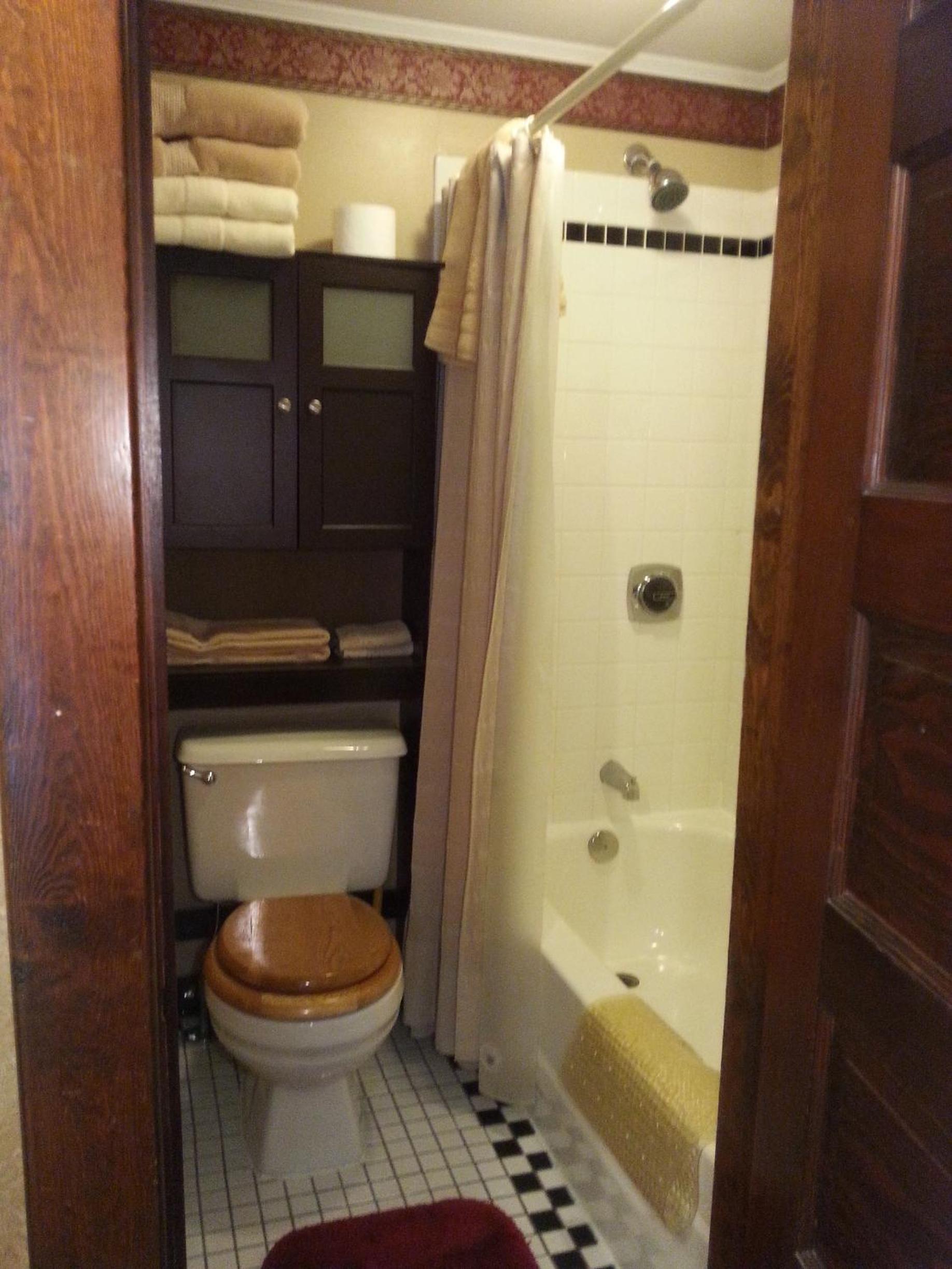 Queen Room photo 2