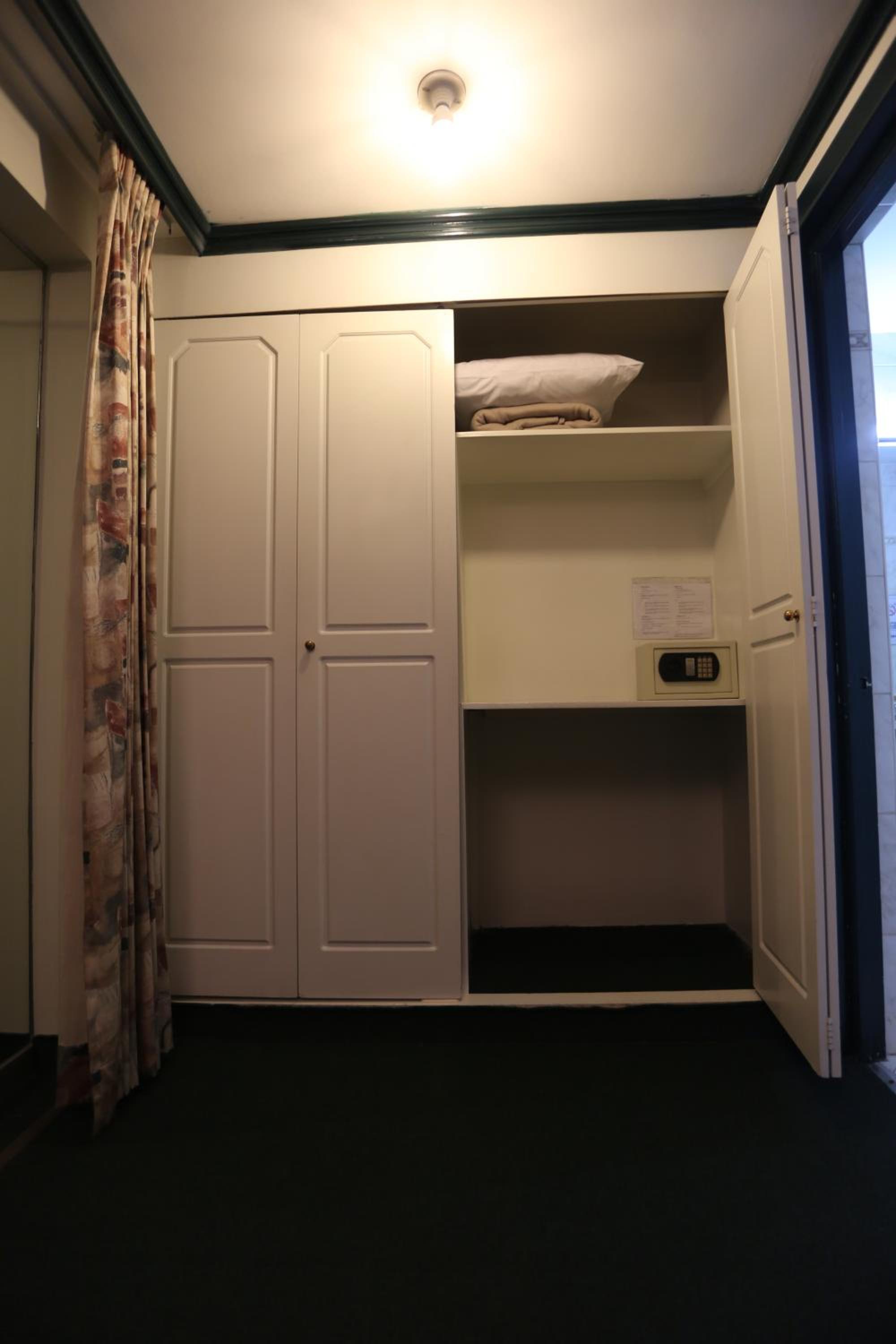 Economy Twin Room photo 1
