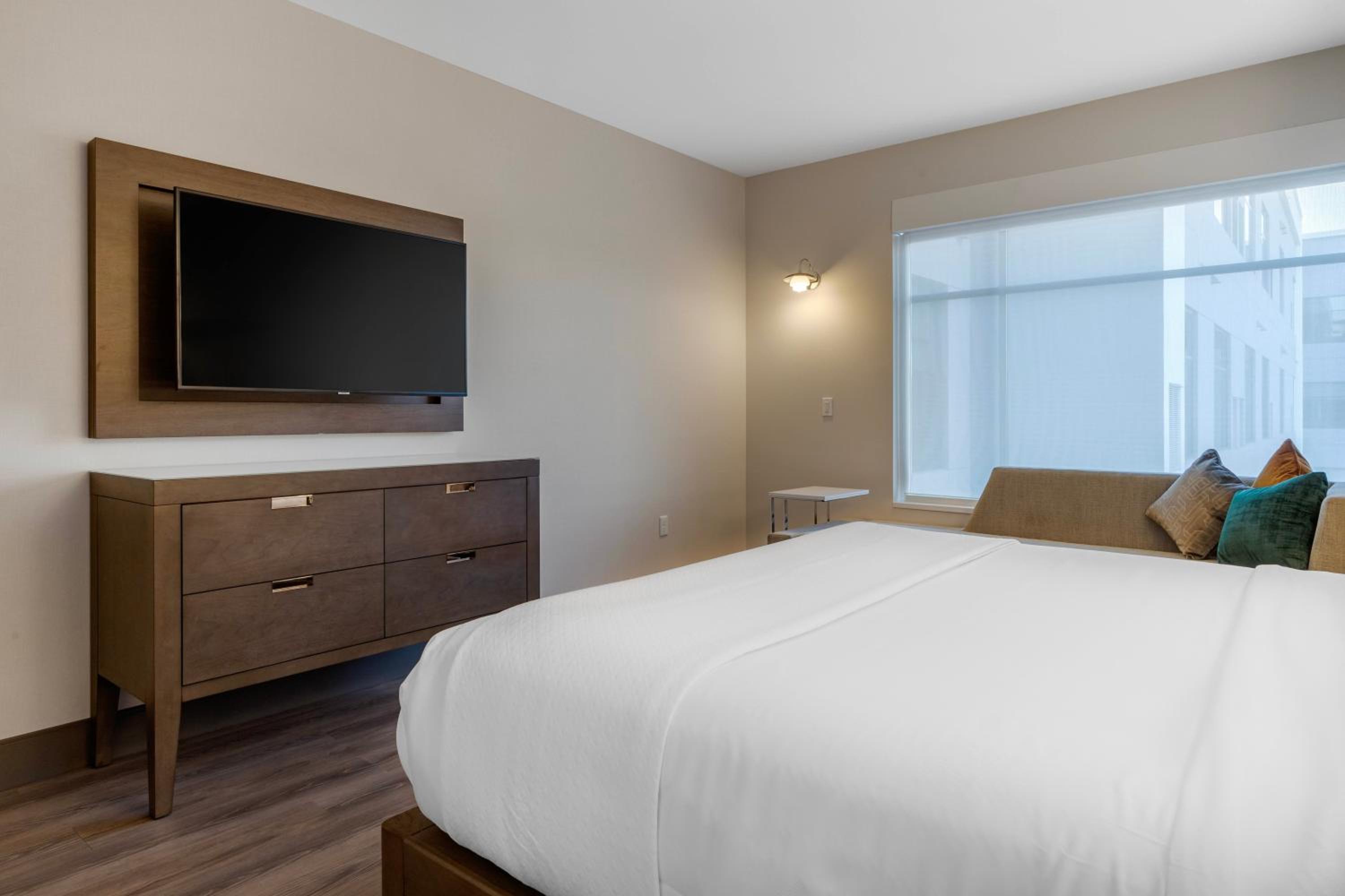 King Room - Non-Smoking - Photo 11