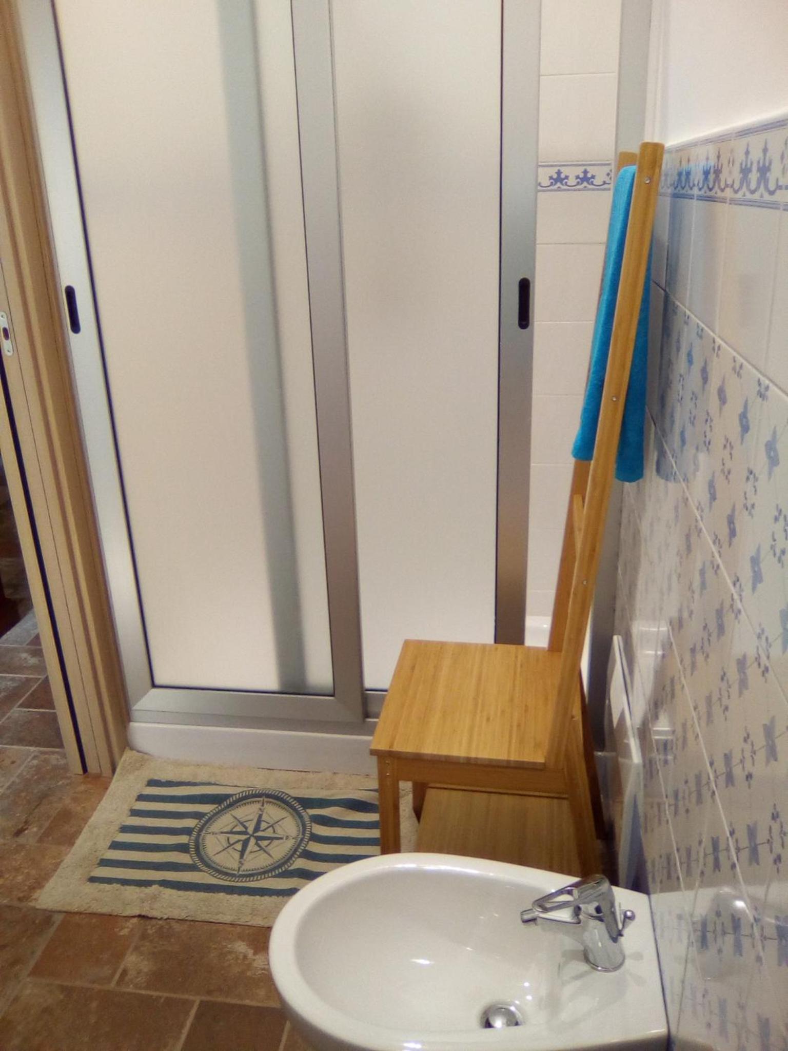 Double Room with Private Bathroom - Photo 2