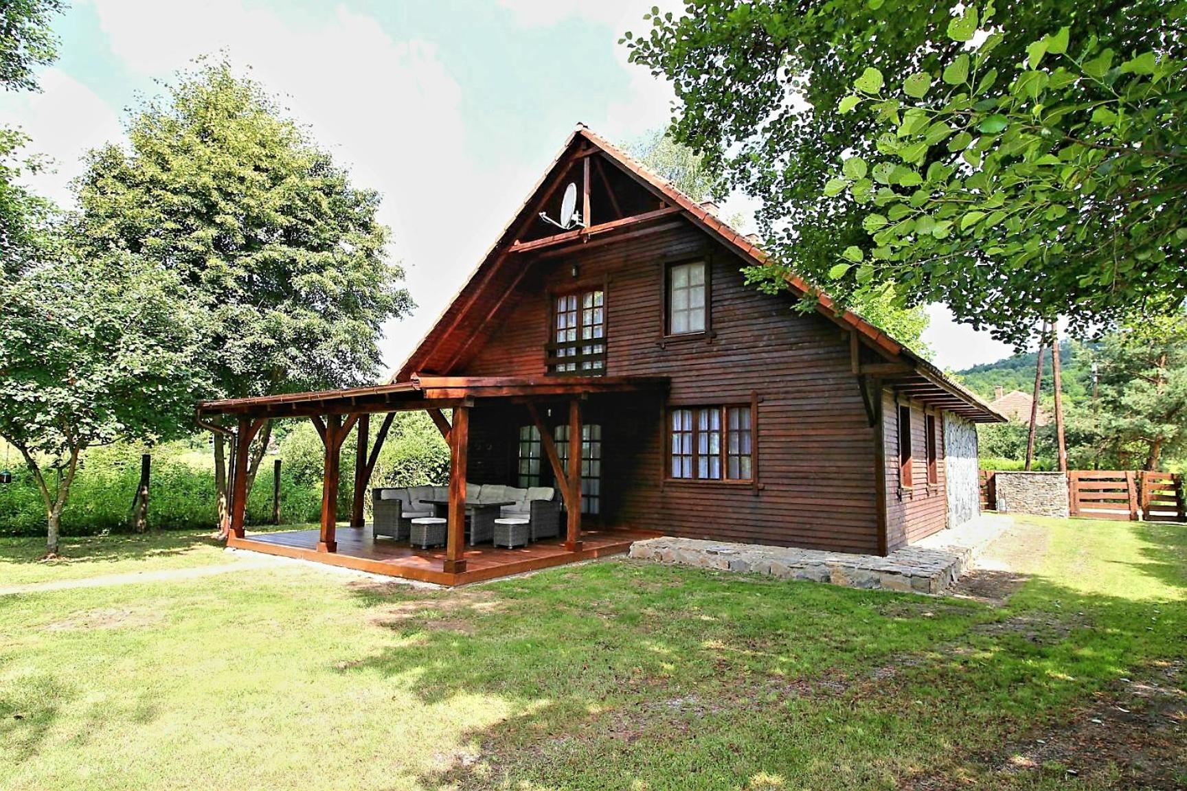 Five-Bedroom House photo 2