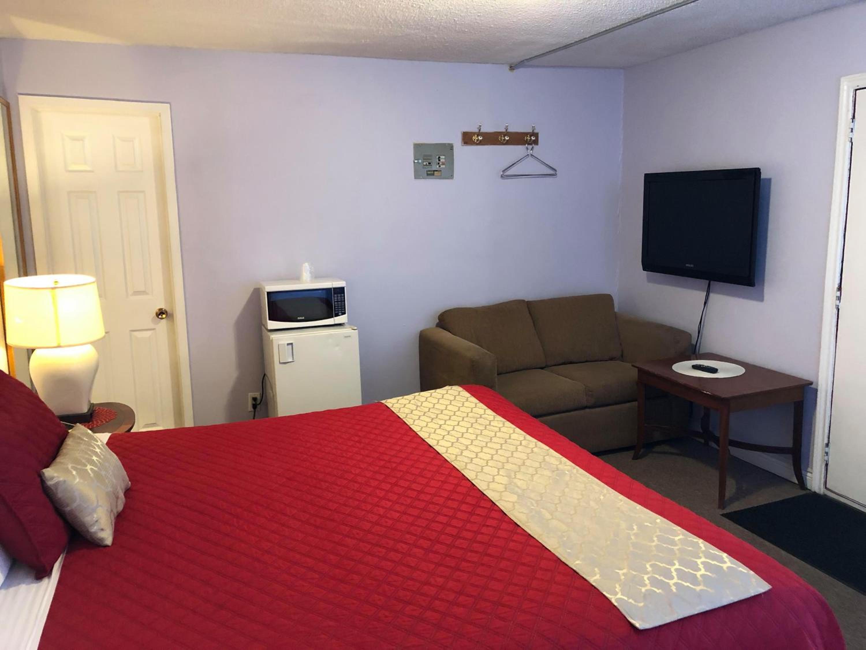Honeymoon Suite with Hot Tub photo 3