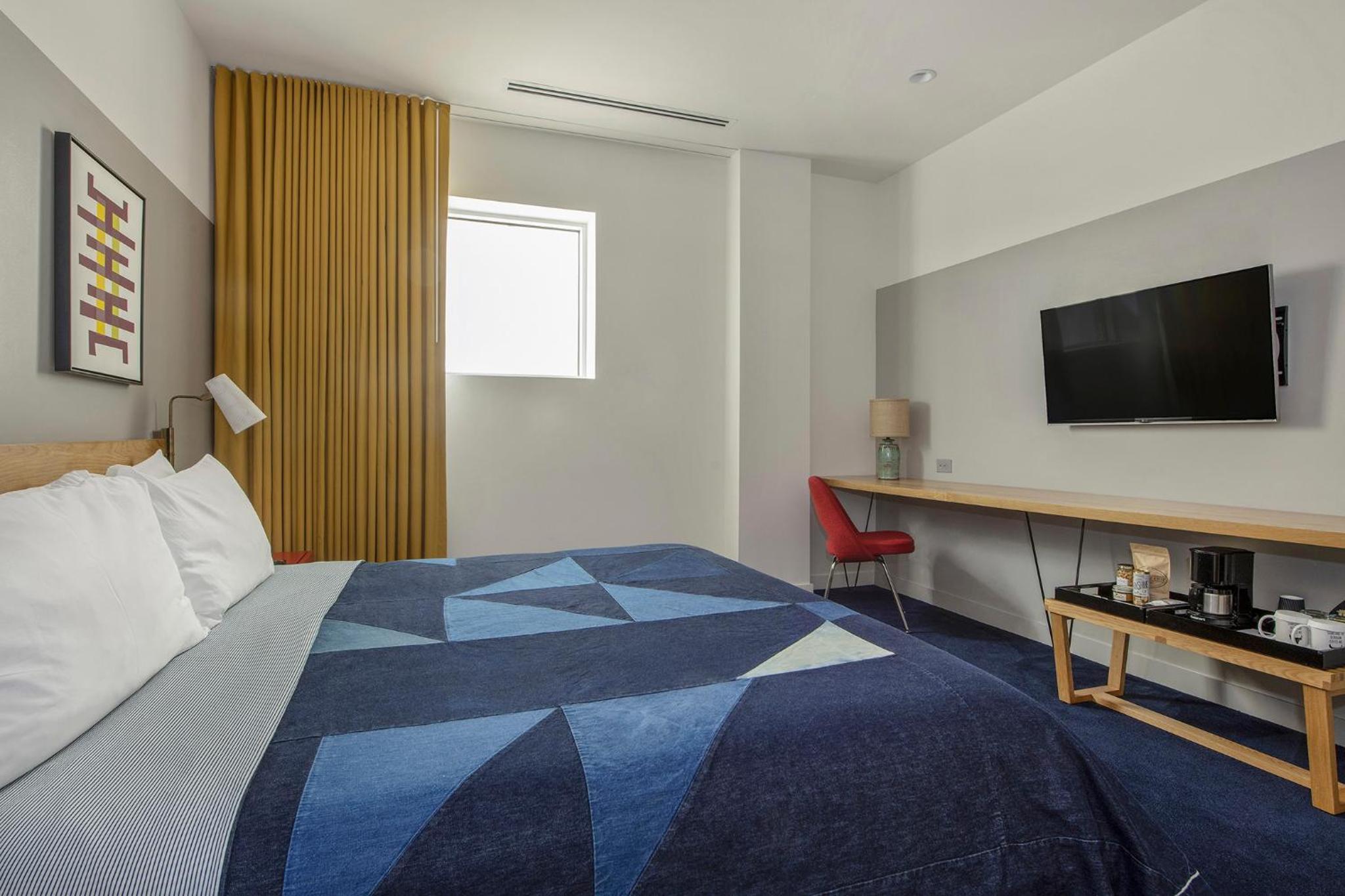 Deluxe King Room Obstructed photo 1