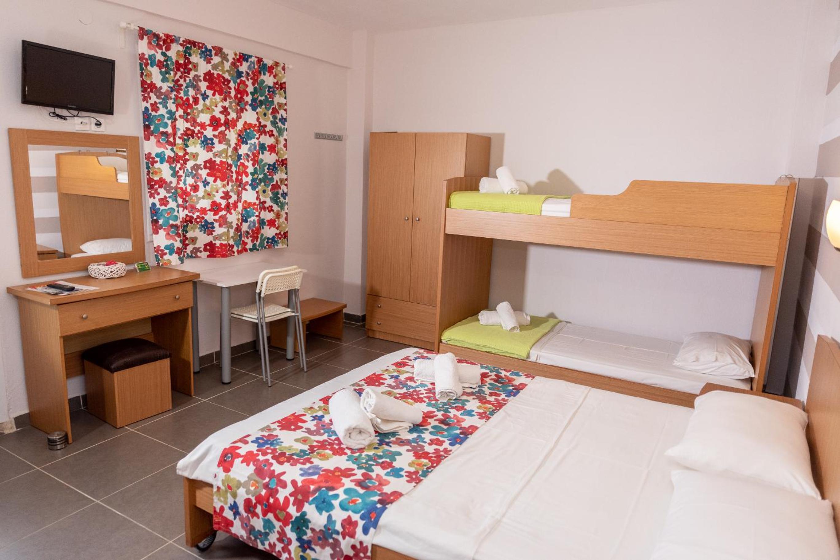 Family Studio (2 Adults + 2 Children) - Photo 1