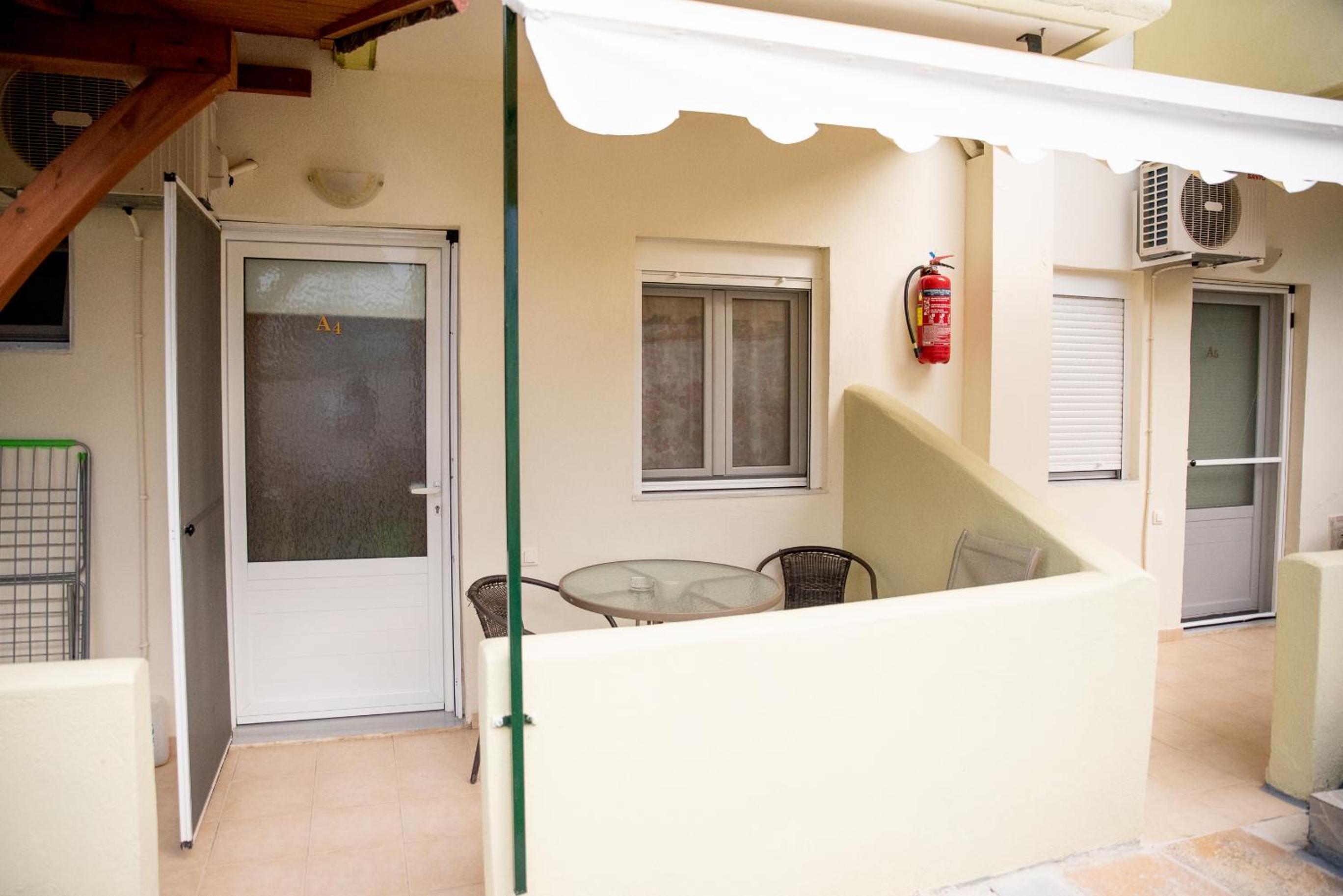 Family Studio (2 Adults + 2 Children) - Photo 2