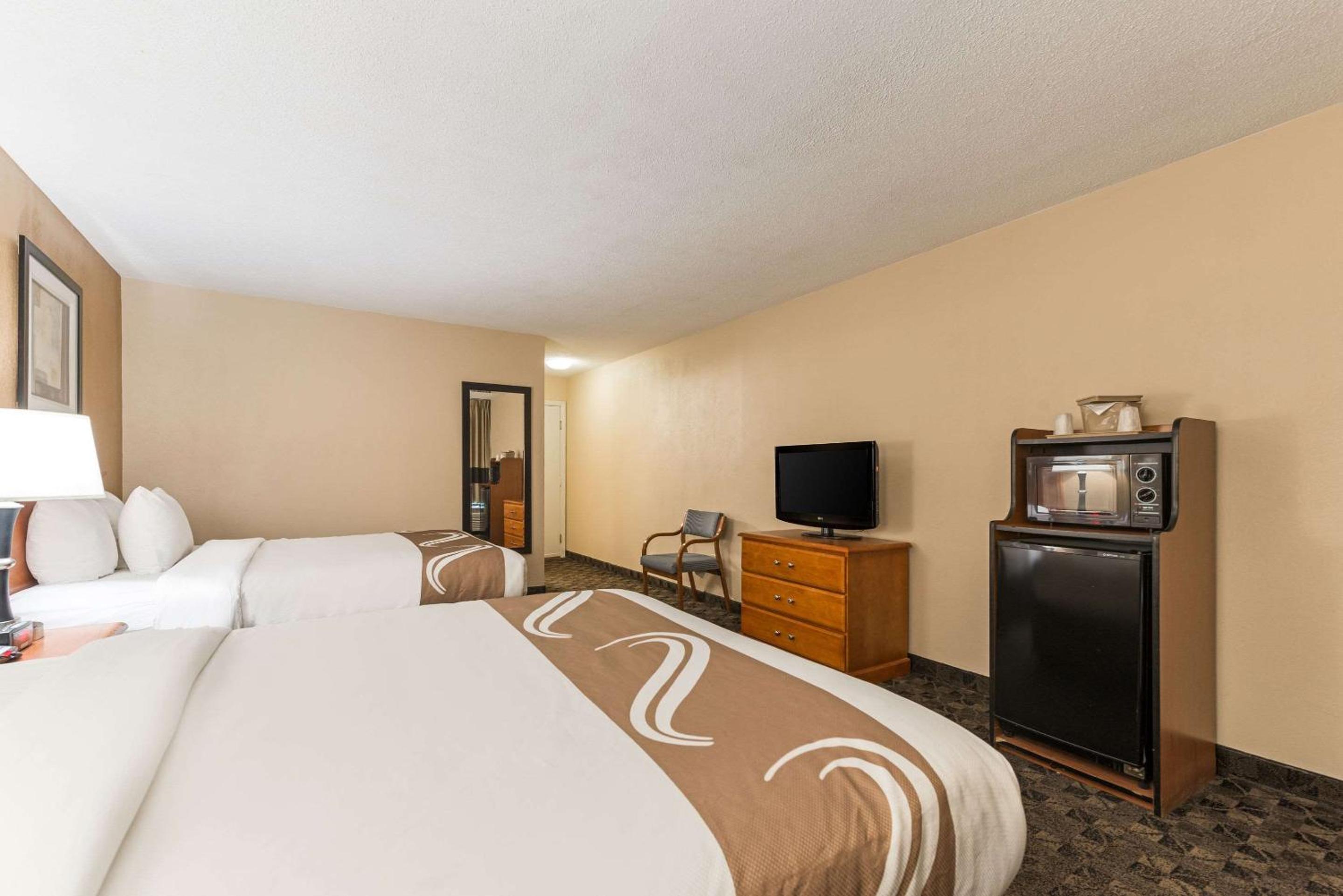 Queen Room with Two Queen Beds - Photo 2
