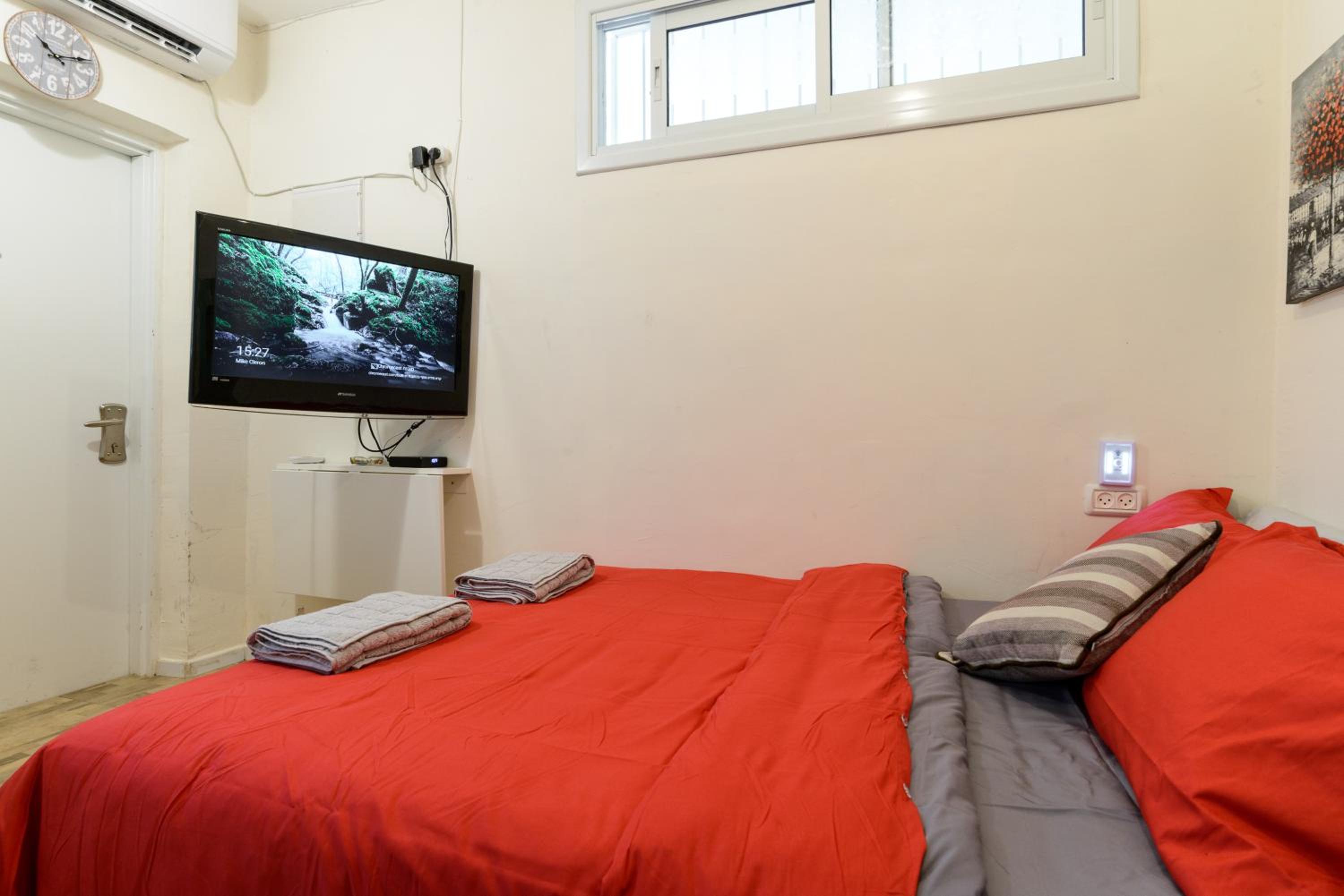 One-Bedroom Apartment - Photo 1