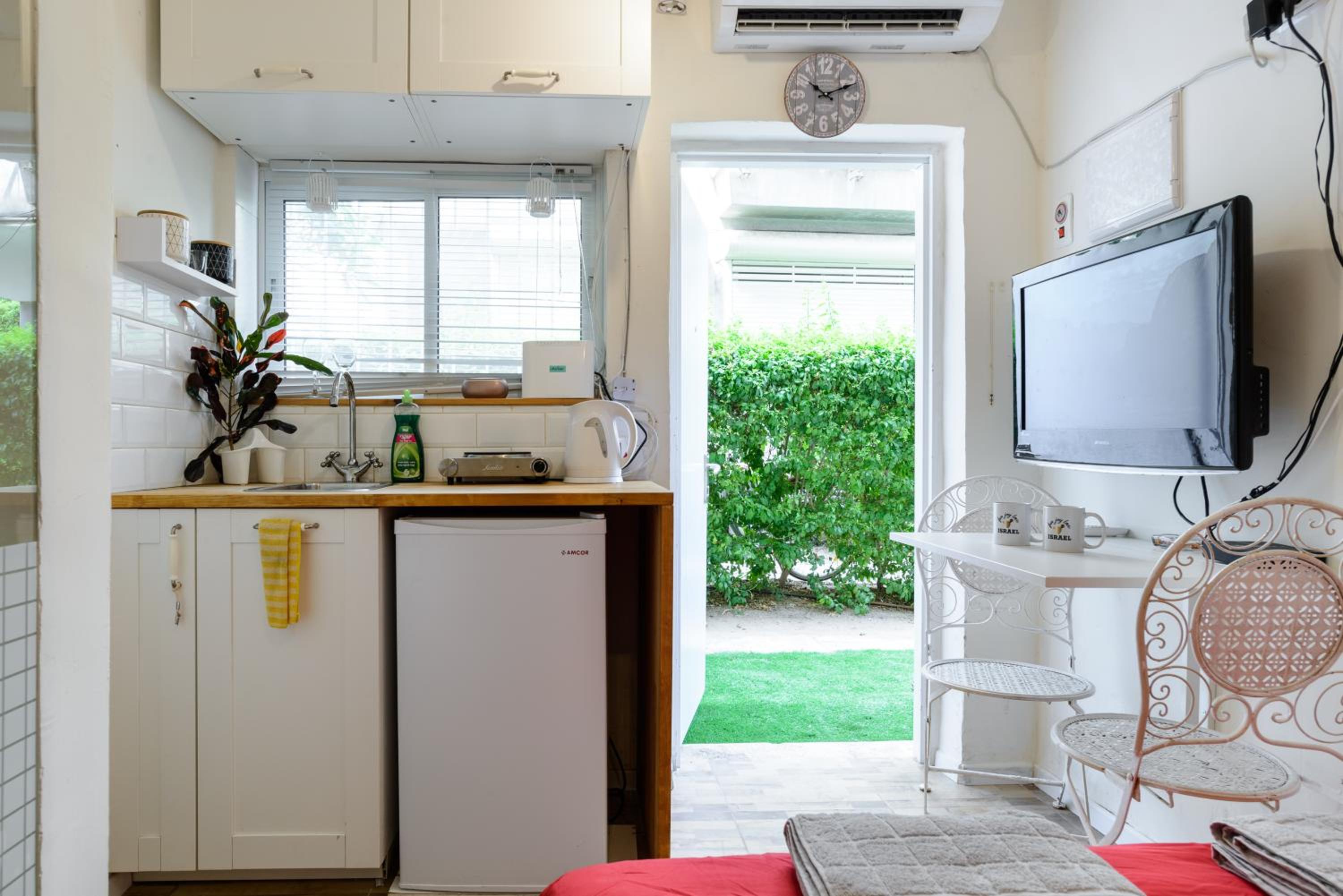 One-Bedroom Apartment - Photo 2
