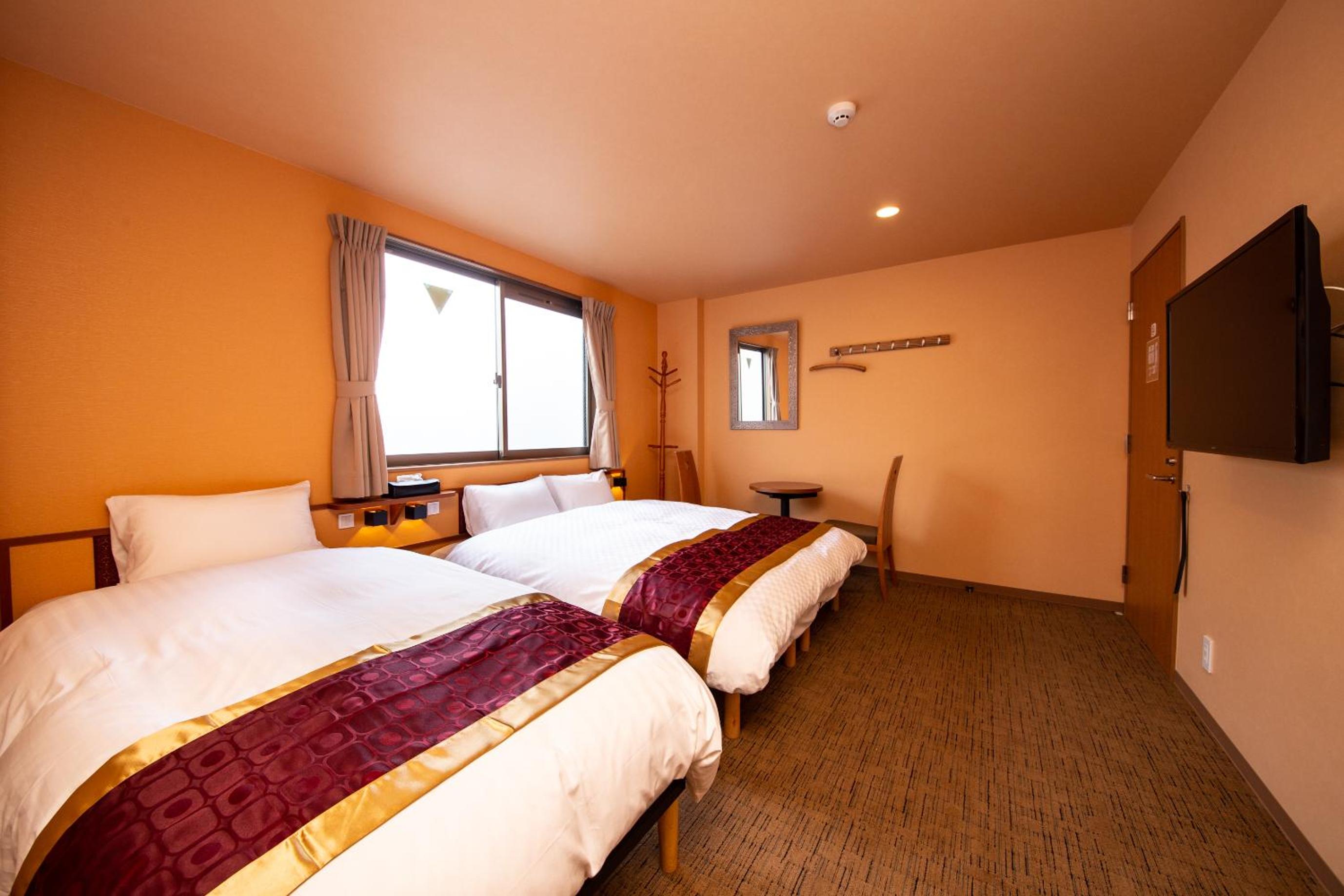 Large Twin Room - Photo 2