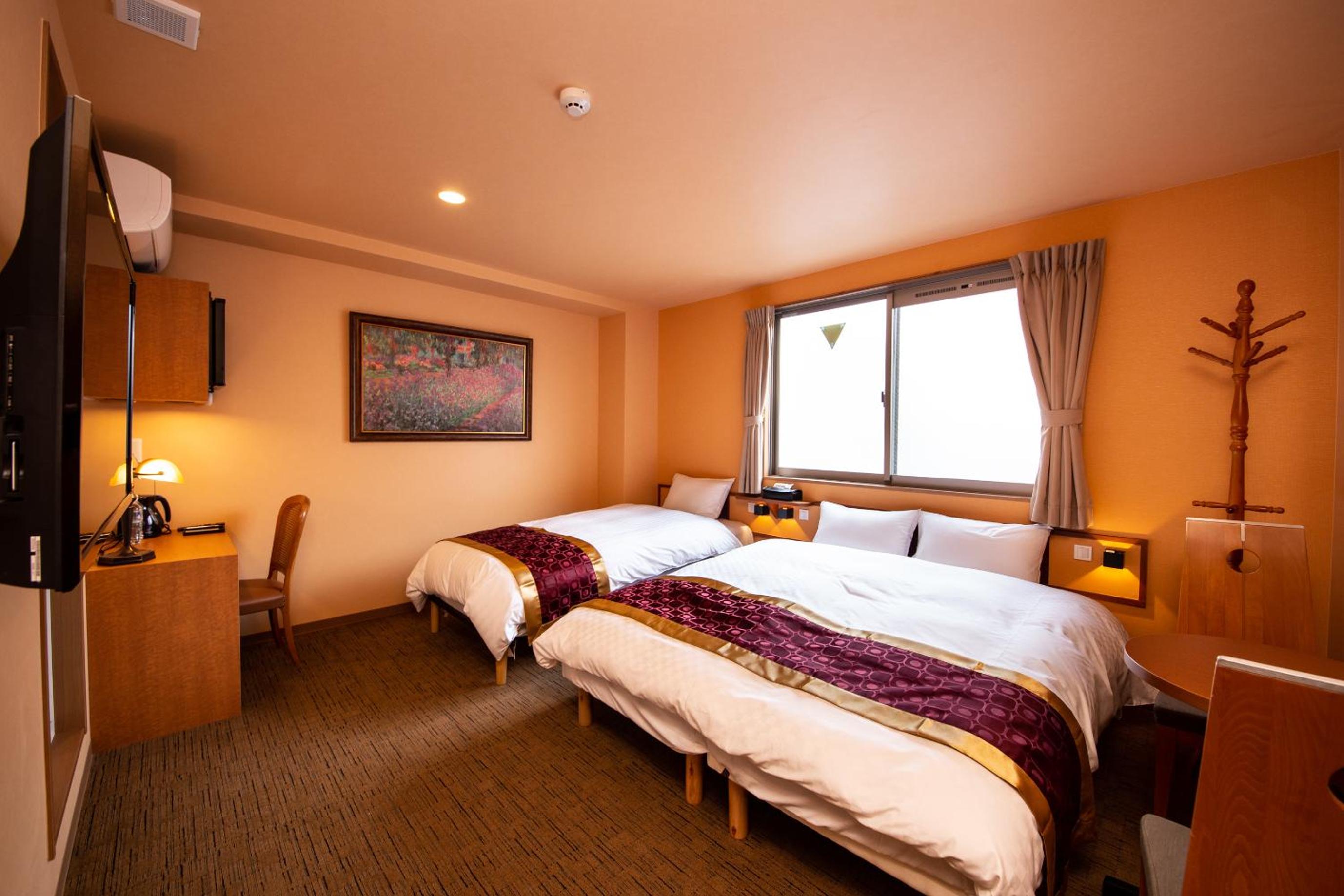Large Twin Room - Photo 1