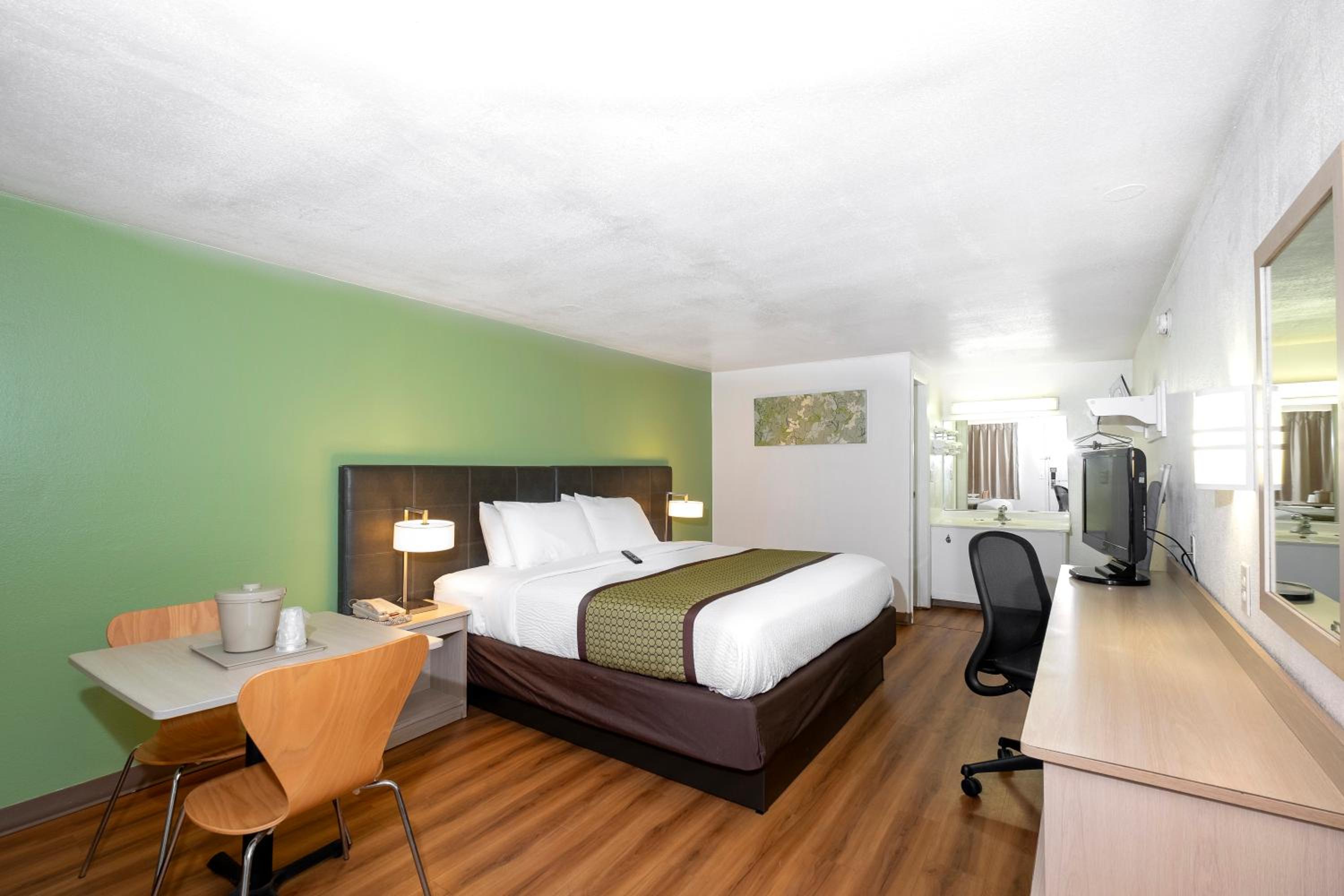 King Room - Non-Smoking photo 2