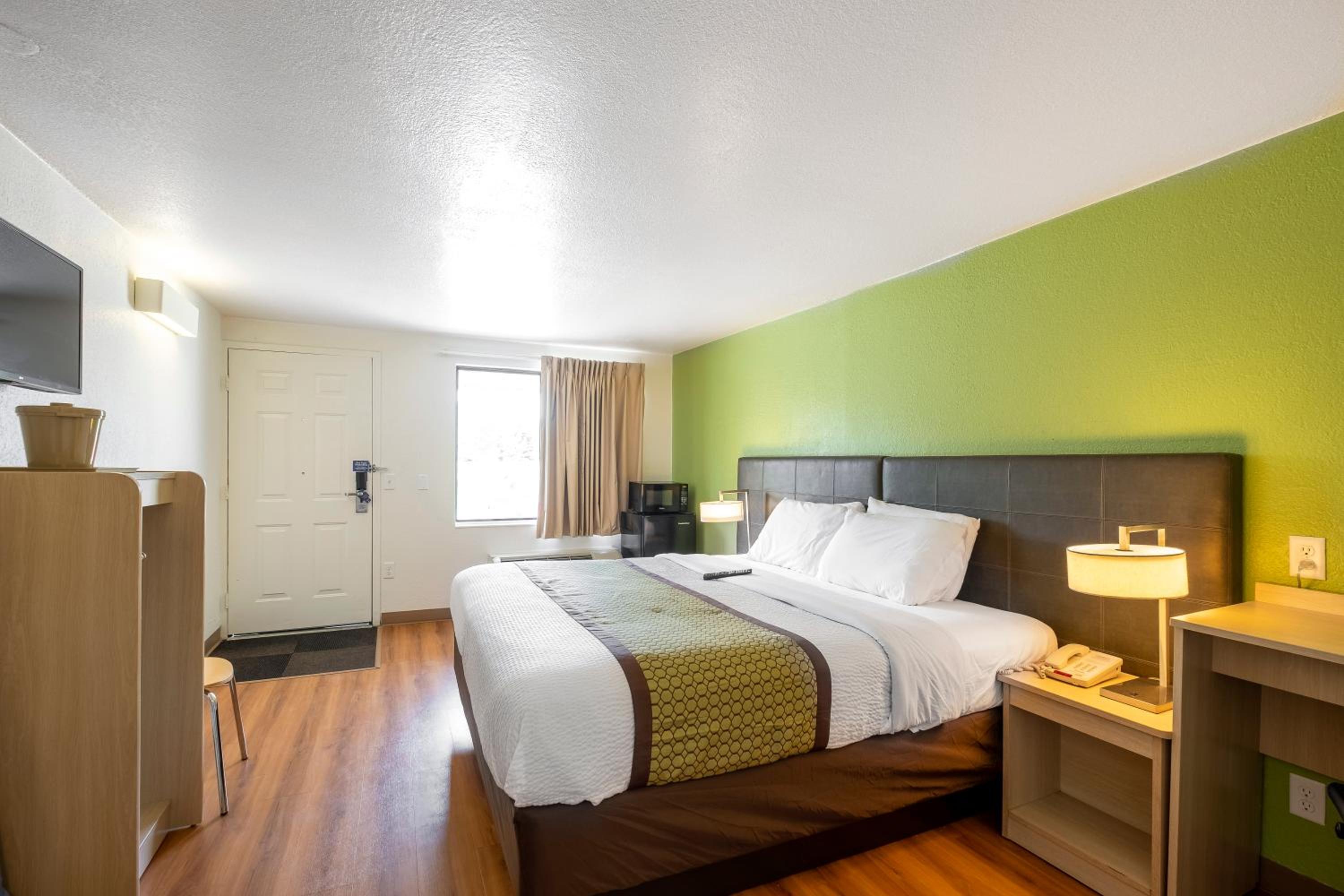 King Room - Disability Access/Non-Smoking photo 2