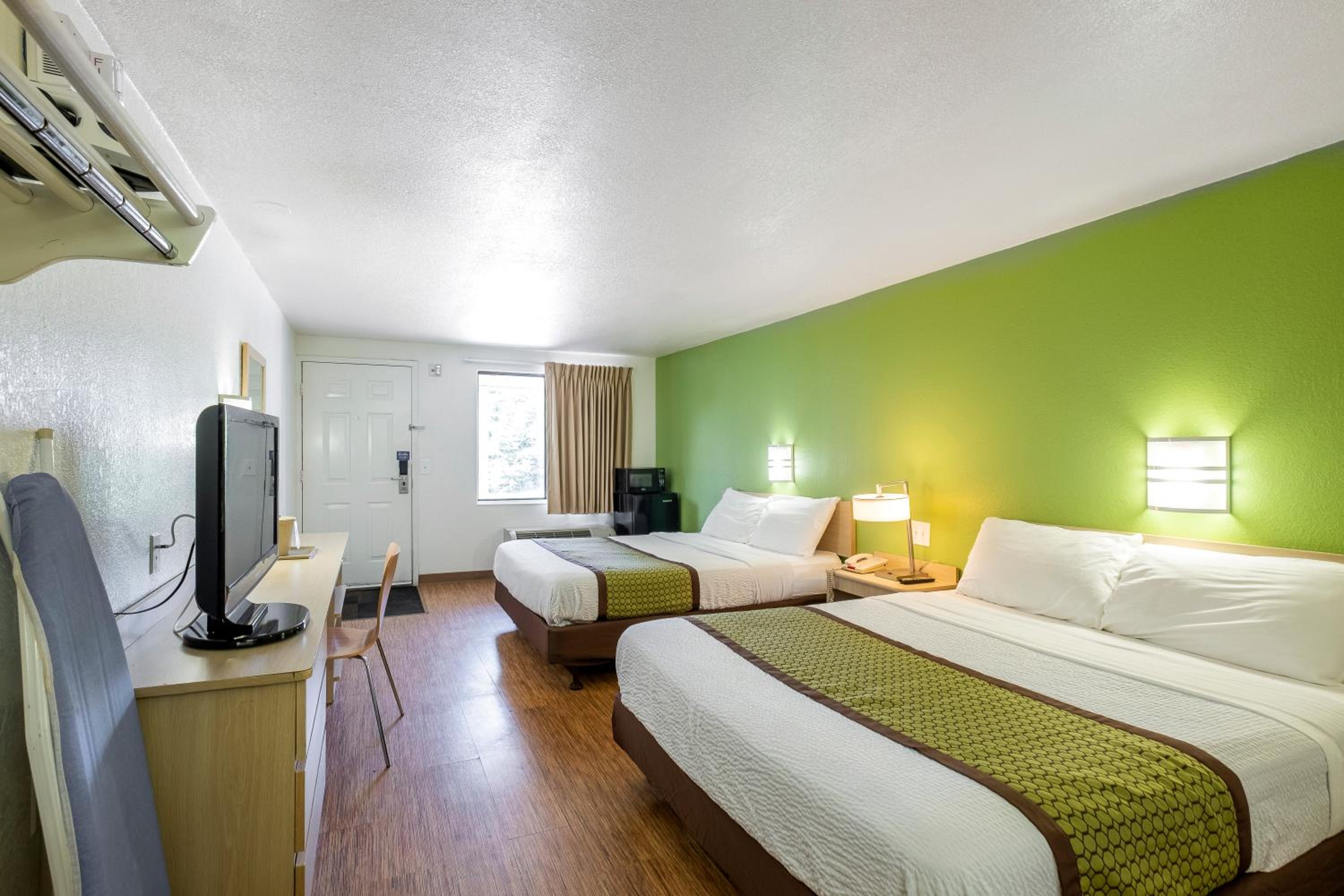 Standard Queen Room with Two Queen Beds photo 1