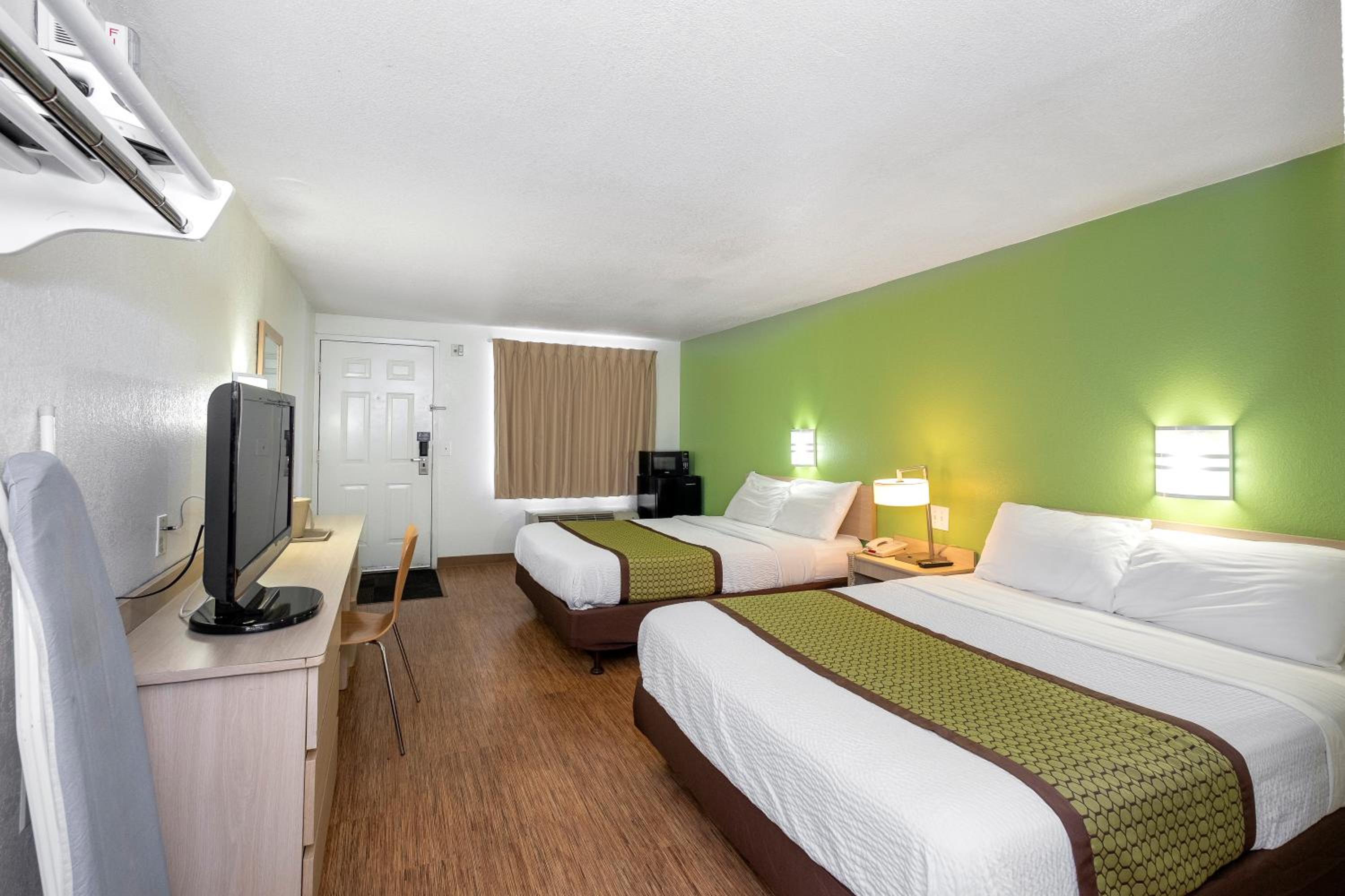 Standard Queen Room with Two Queen Beds photo 3