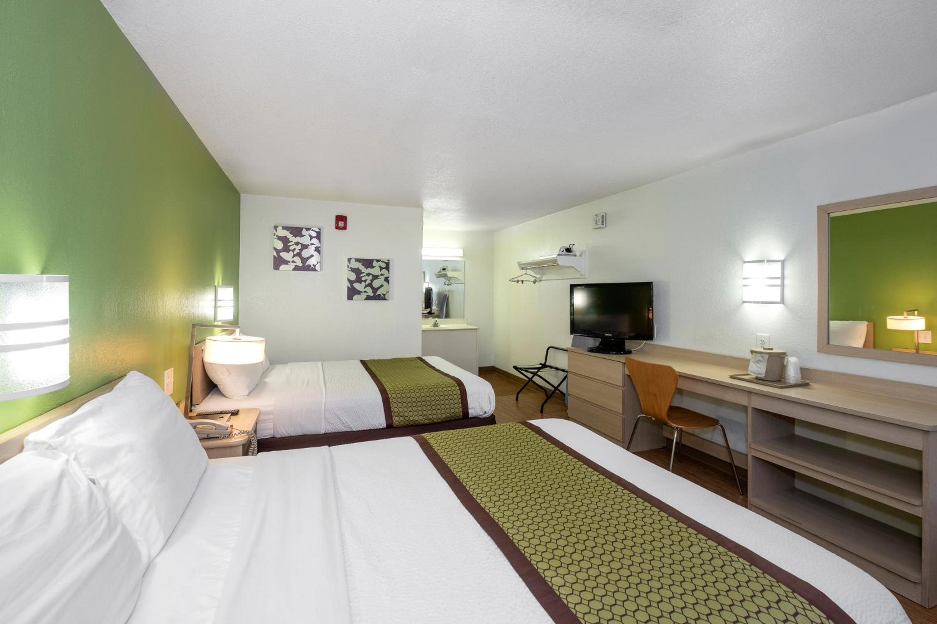 Standard Queen Room with Two Queen Beds photo 2