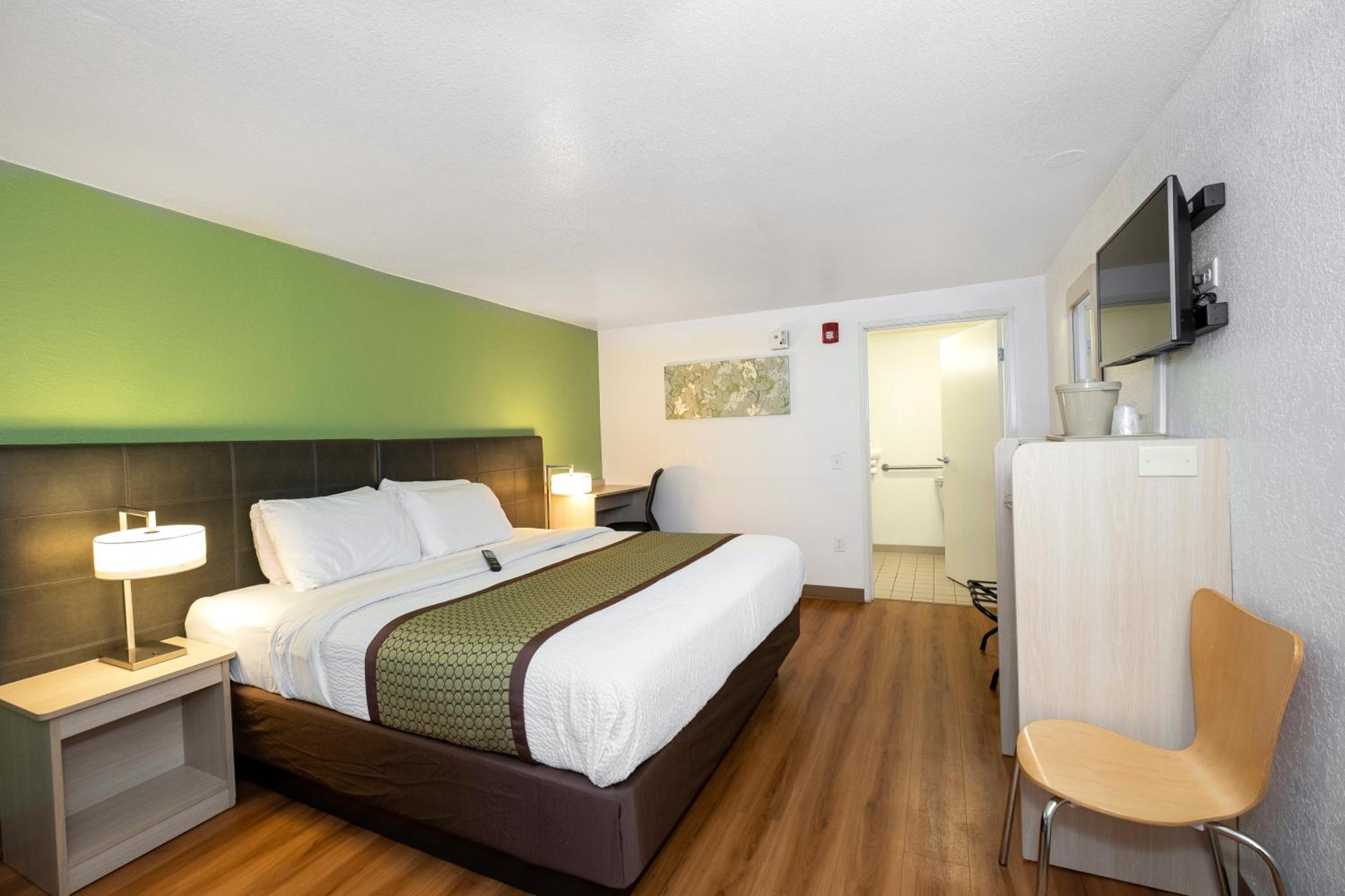 King Room - Disability Access/Non-Smoking photo 3