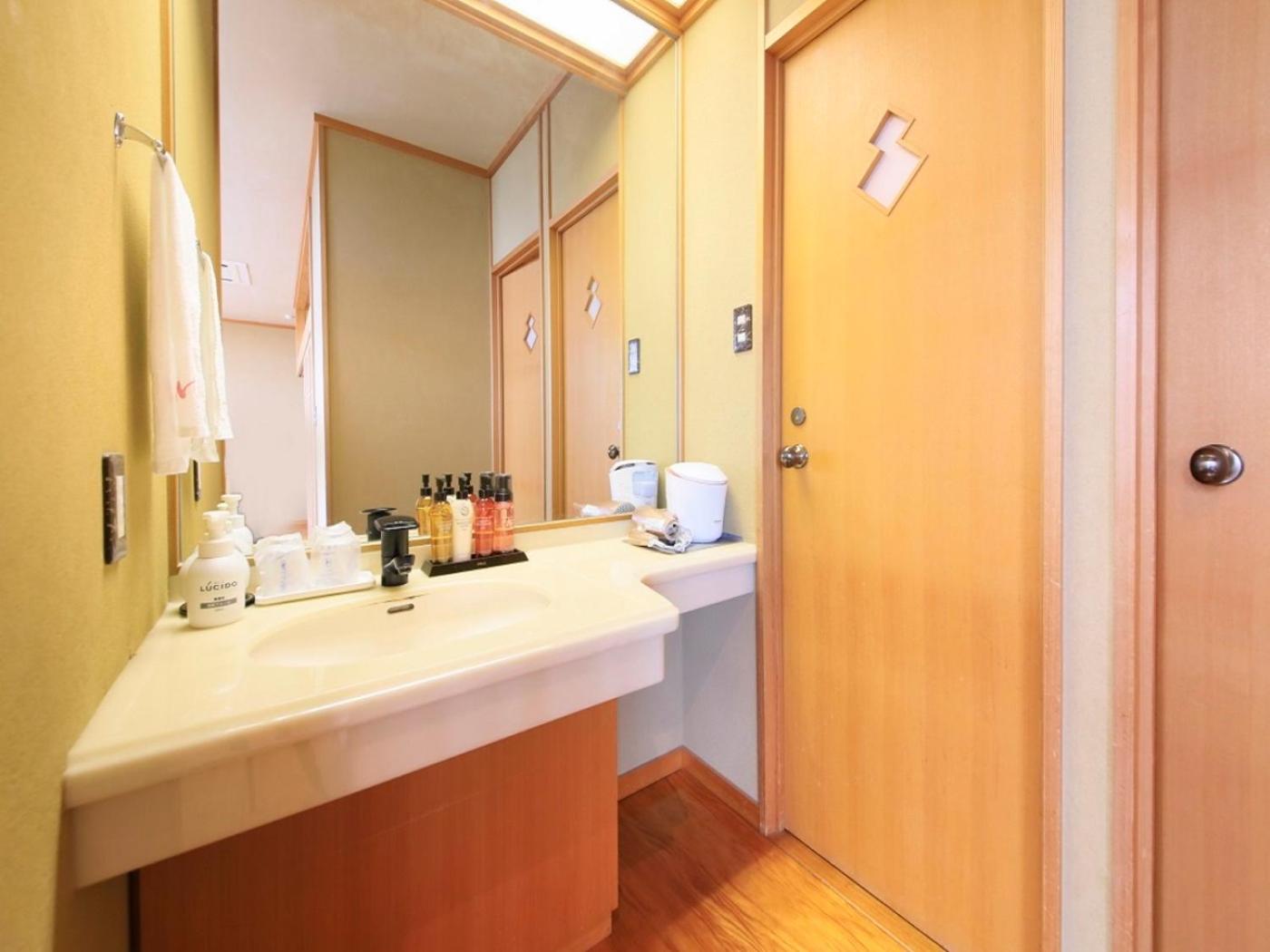 Standard Japanese-Style Family Room photo 2