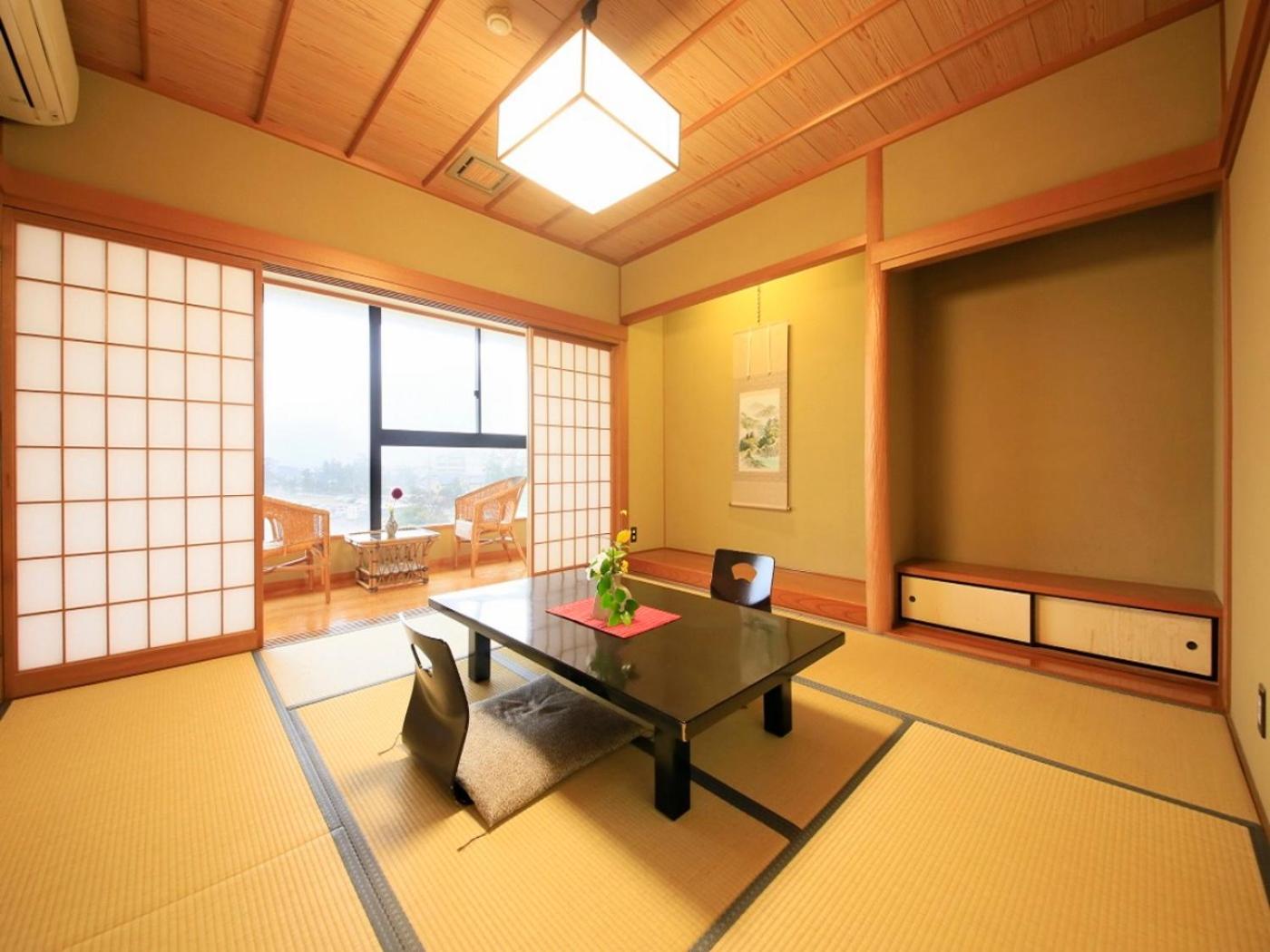 Standard Japanese-Style Family Room photo 1